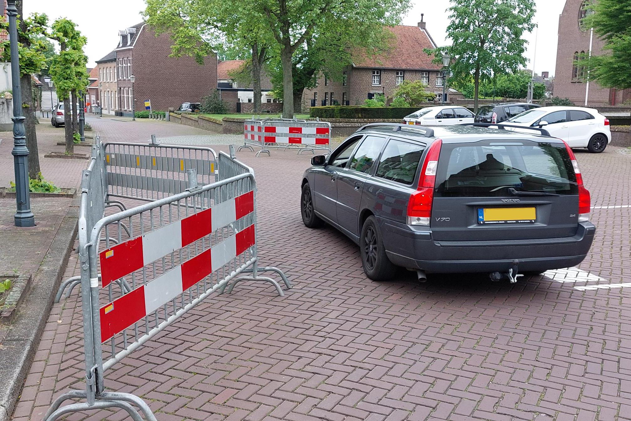 Tijdelijke chicane met dranghekken moet in Beegden de hardrijders afremmen