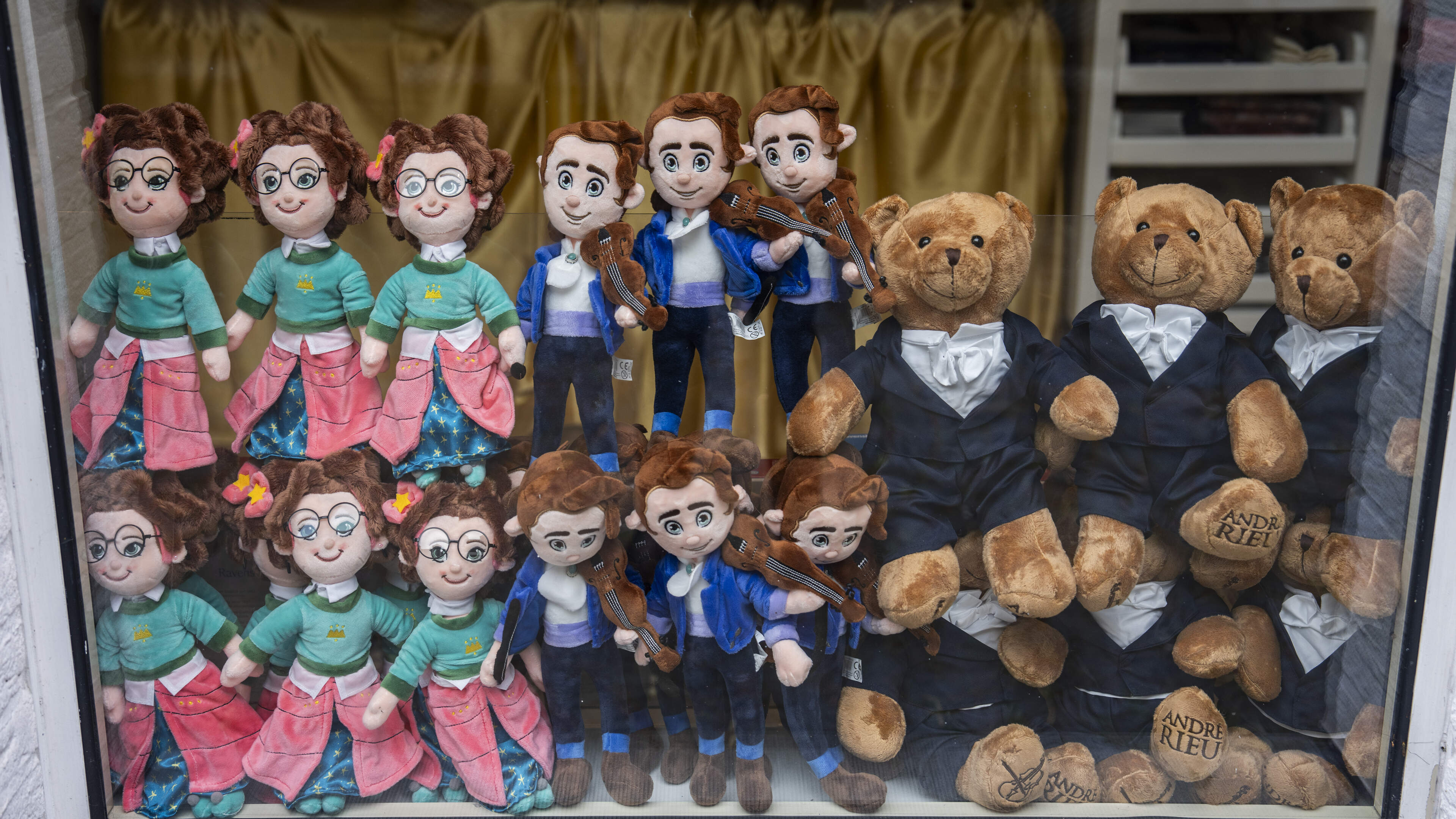 Rieu-fans halen hun hart op in eerste fysieke fanstore in Maastricht: teddyberen, beeldjes en magnet