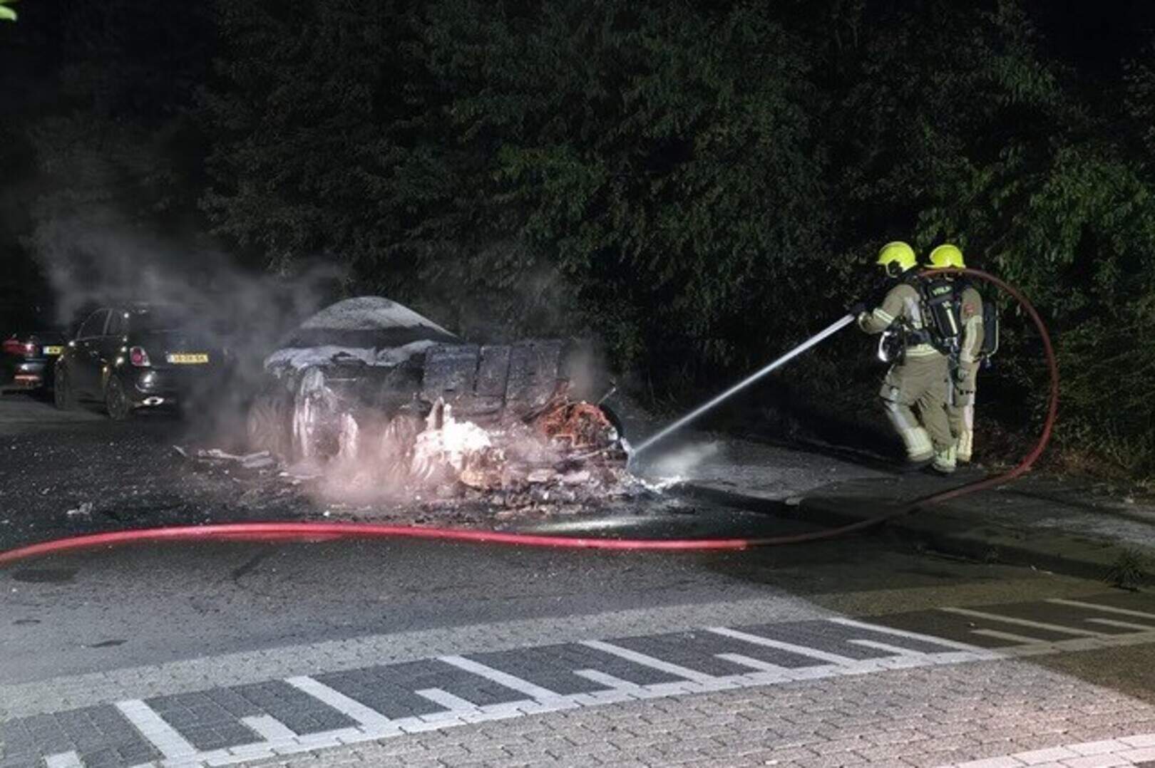 Geparkeerde auto volledig uitgebrand in Venlo | De Limburger