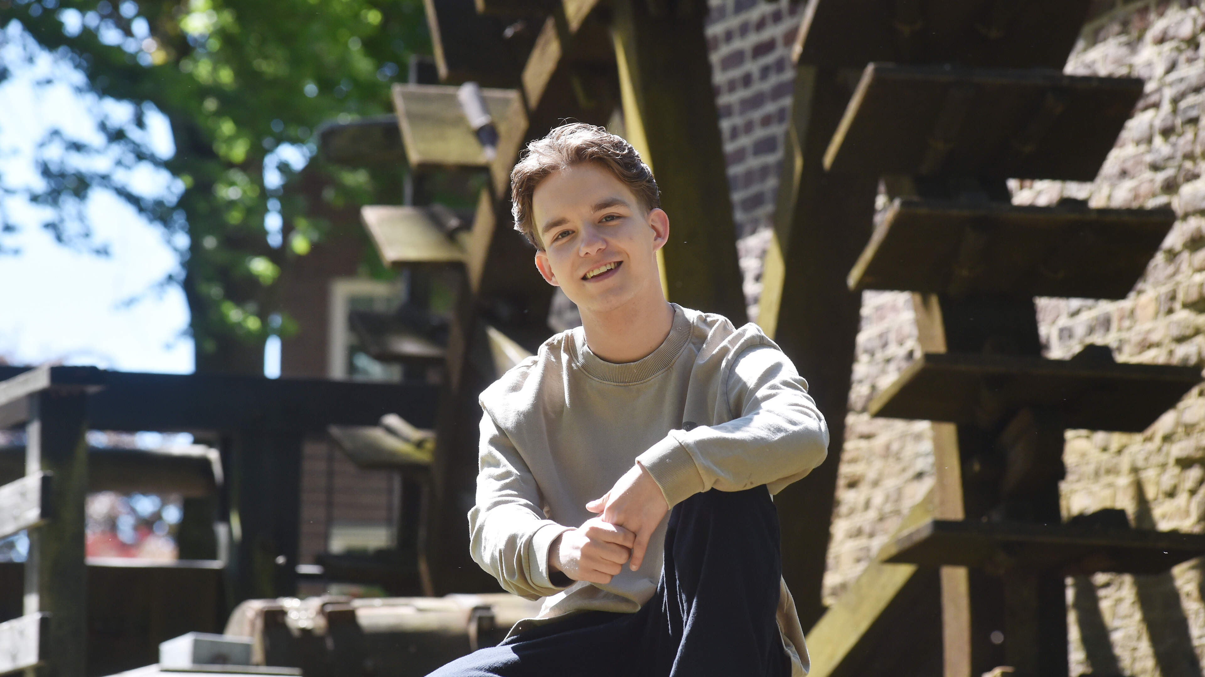 Van karaoke in de keet tot Solar Weekend en Paaspop: volksartiest Bram Bongers (18) uit Baarlo leeft