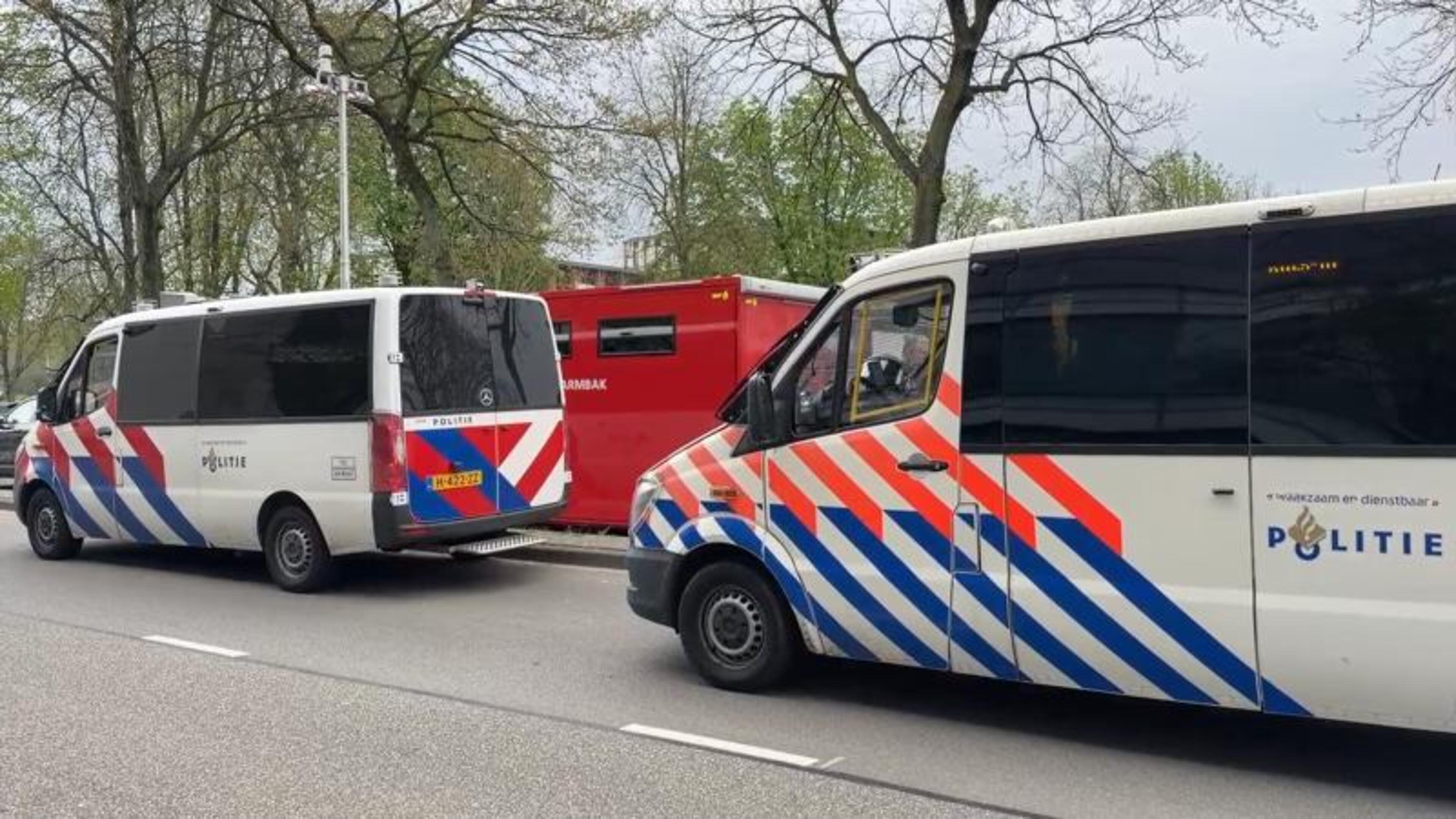 ME-busjes bij Universiteit Maastricht