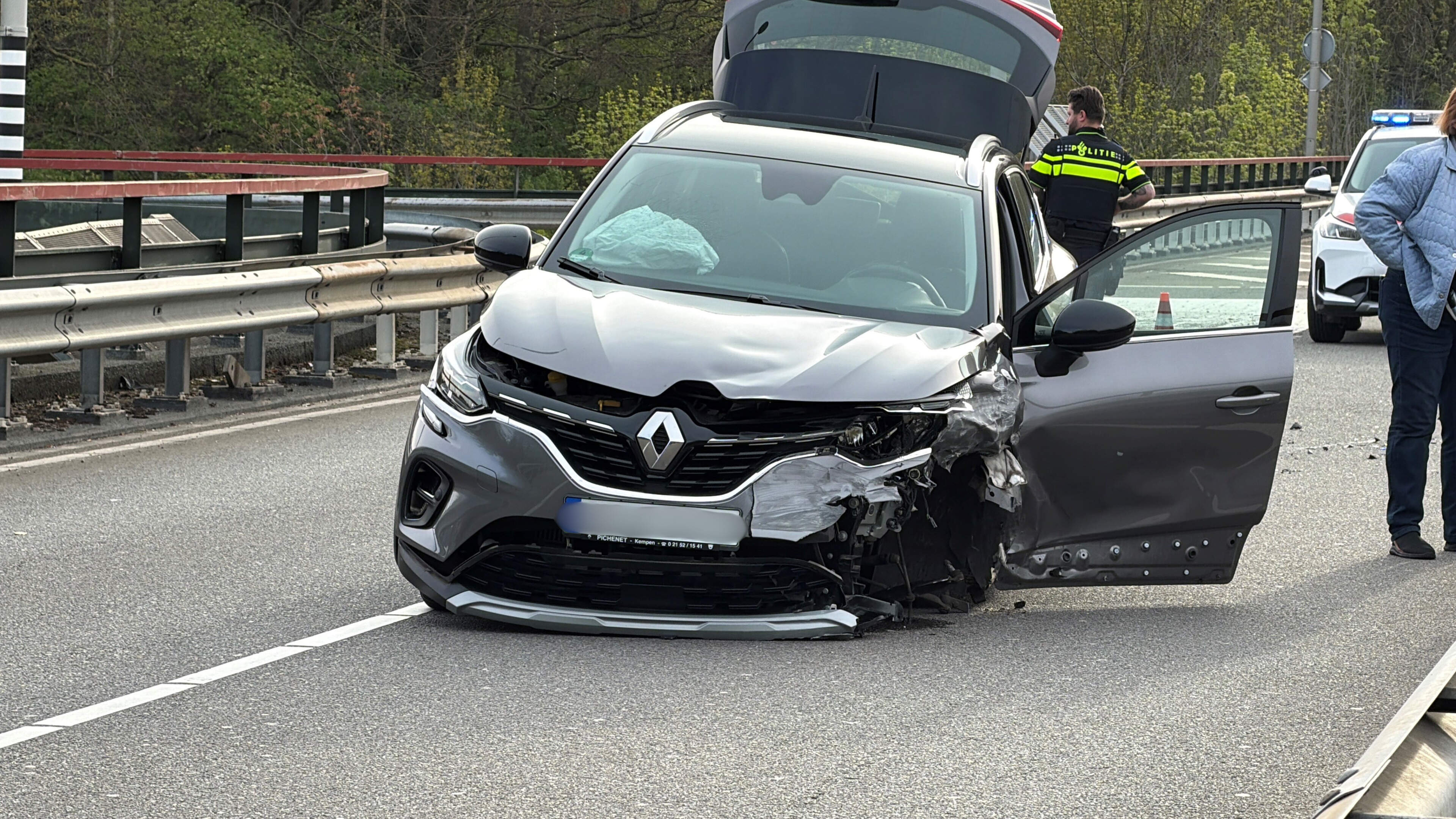 Blikschade bij botsing tegen vangrail in Maastricht