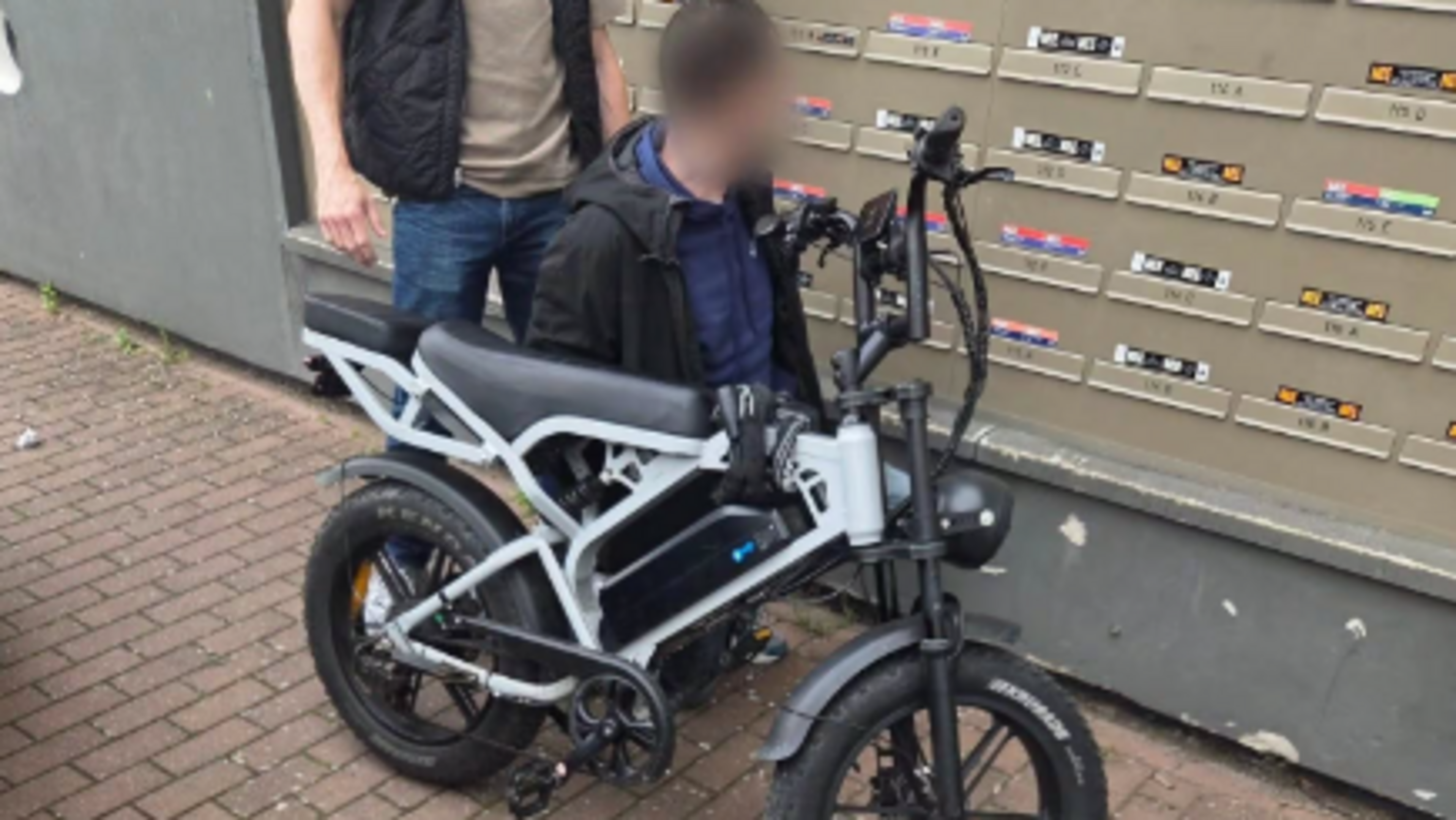 Maastrichtenaar (31) klimt via daken van woningen naar portiek en steelt vijf pakketjes, politie bet