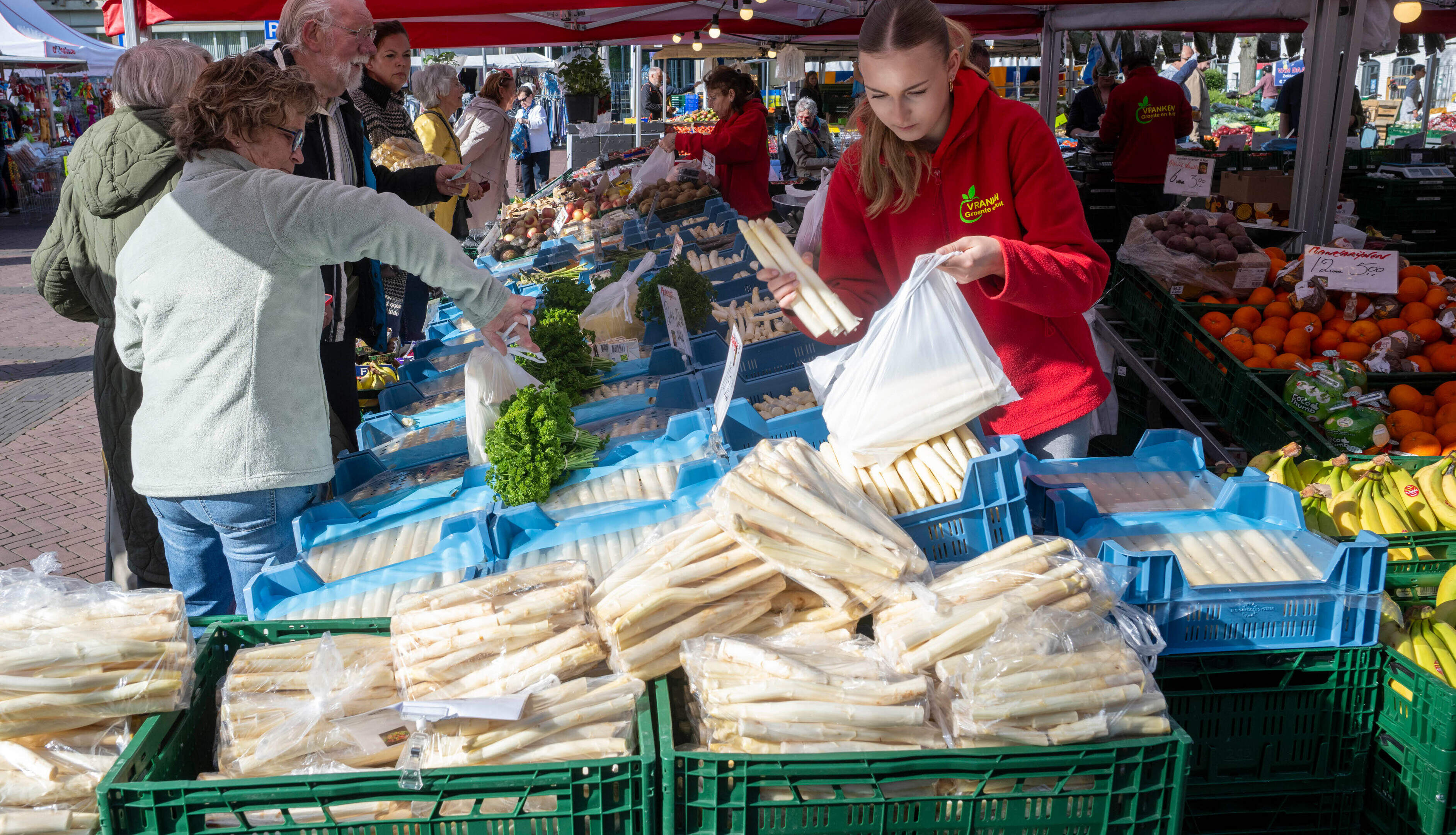 De weekmarkt is een begrip in Geleen, maar moet ook vernieuwen om jongeren aan te trekken: ‘Babbeltj