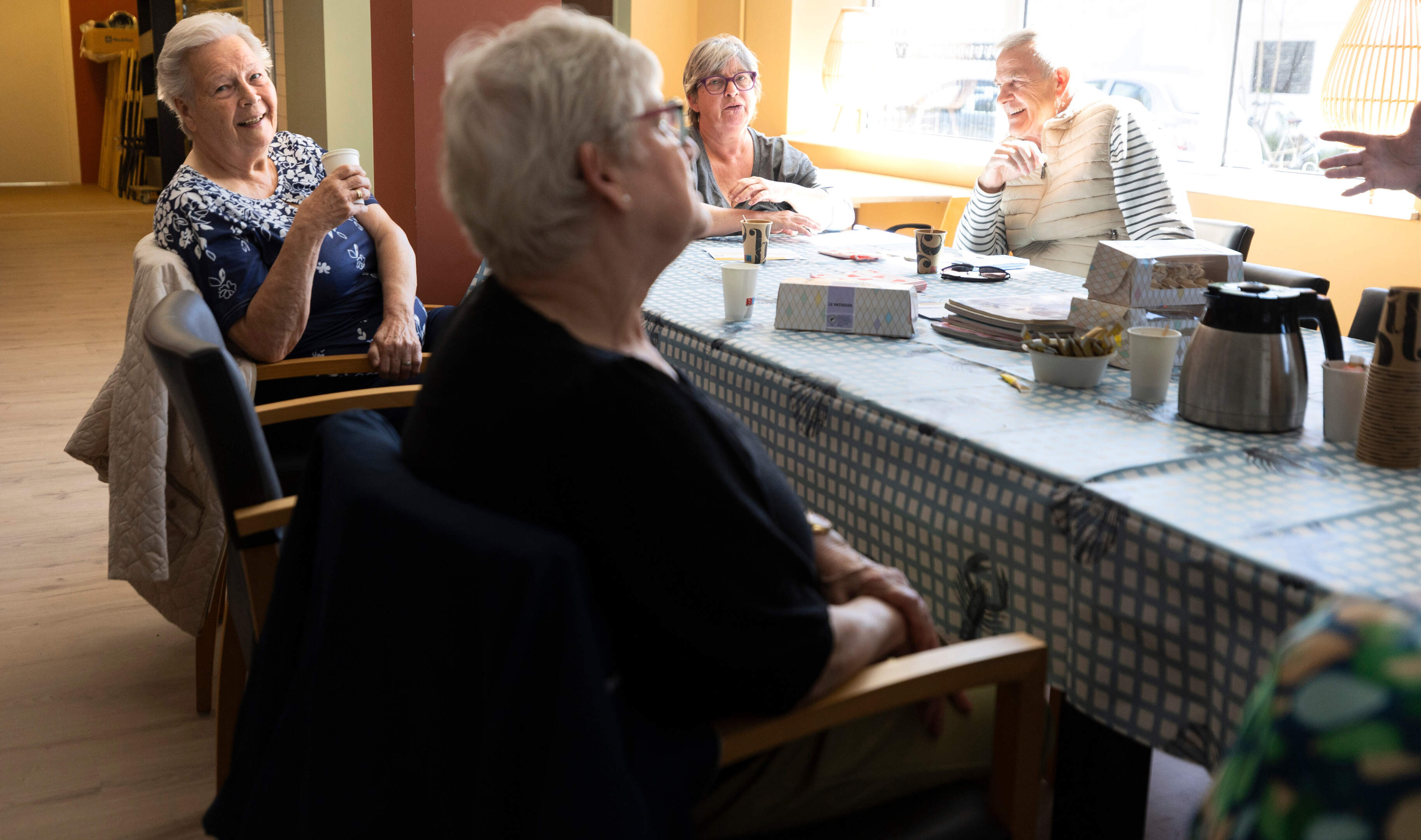 Samen met je buren ontsnappen aan de herrie van een renovatie in Geleen: ‘Mijn vriend kan het gehoor