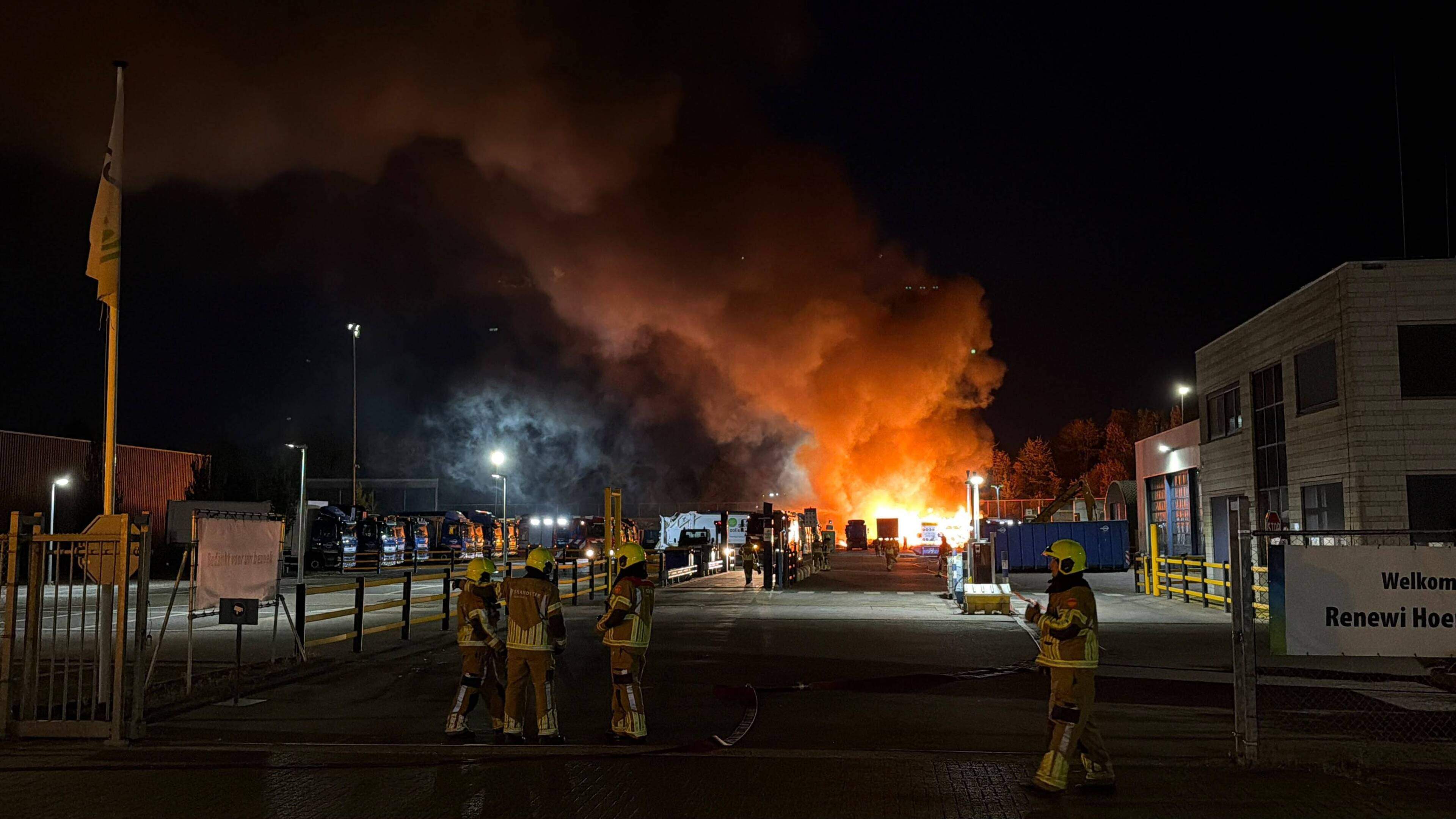 Grote brand bij afvalbedrijf Renewi op industrieterrein in Hoensbroek beheersbaar, flinke rookwolken