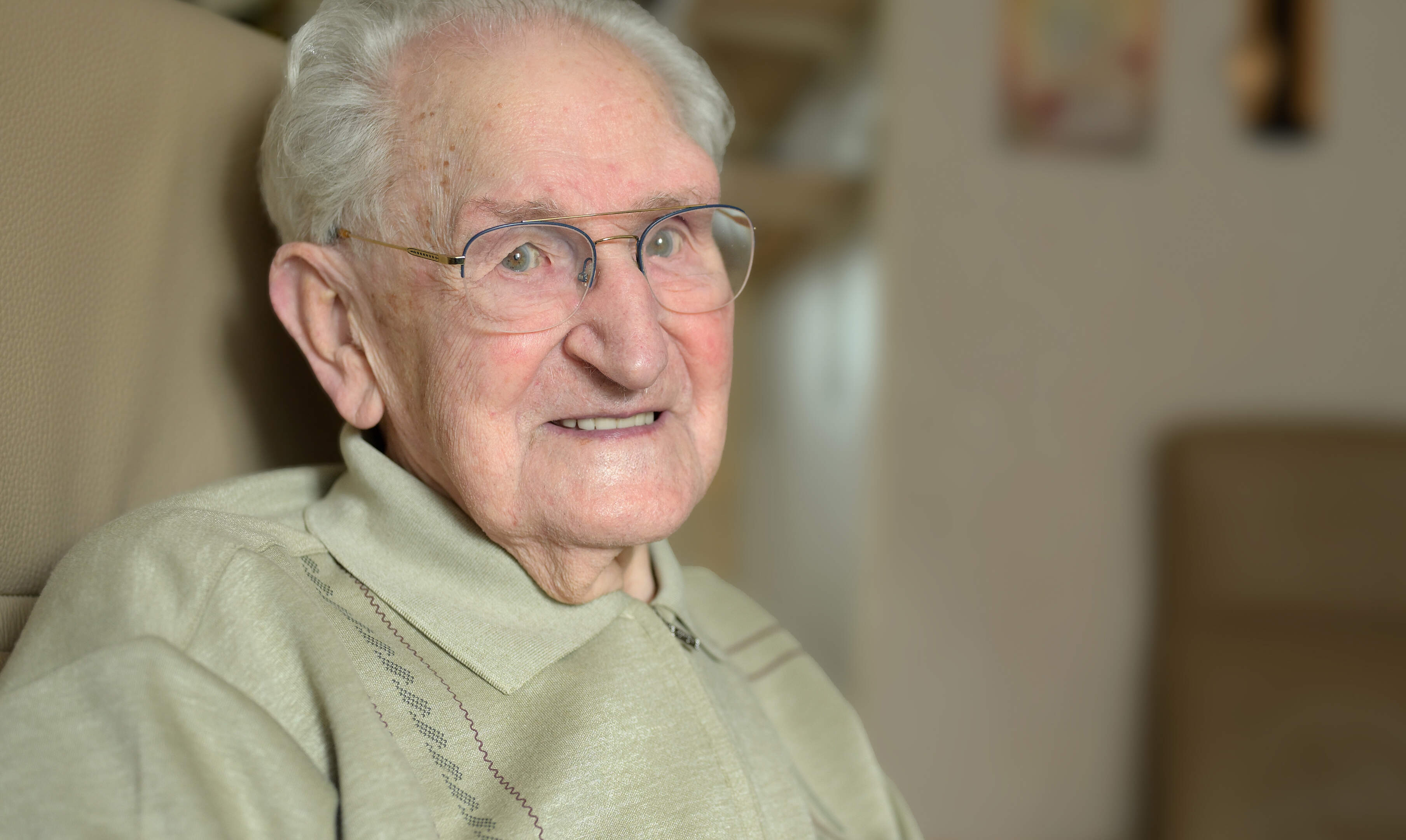 Piet Kouwenhoven uit Terwinselen blaast 100 kaarsjes uit en voelt zich nog kerngezond: ‘Ik probeer a