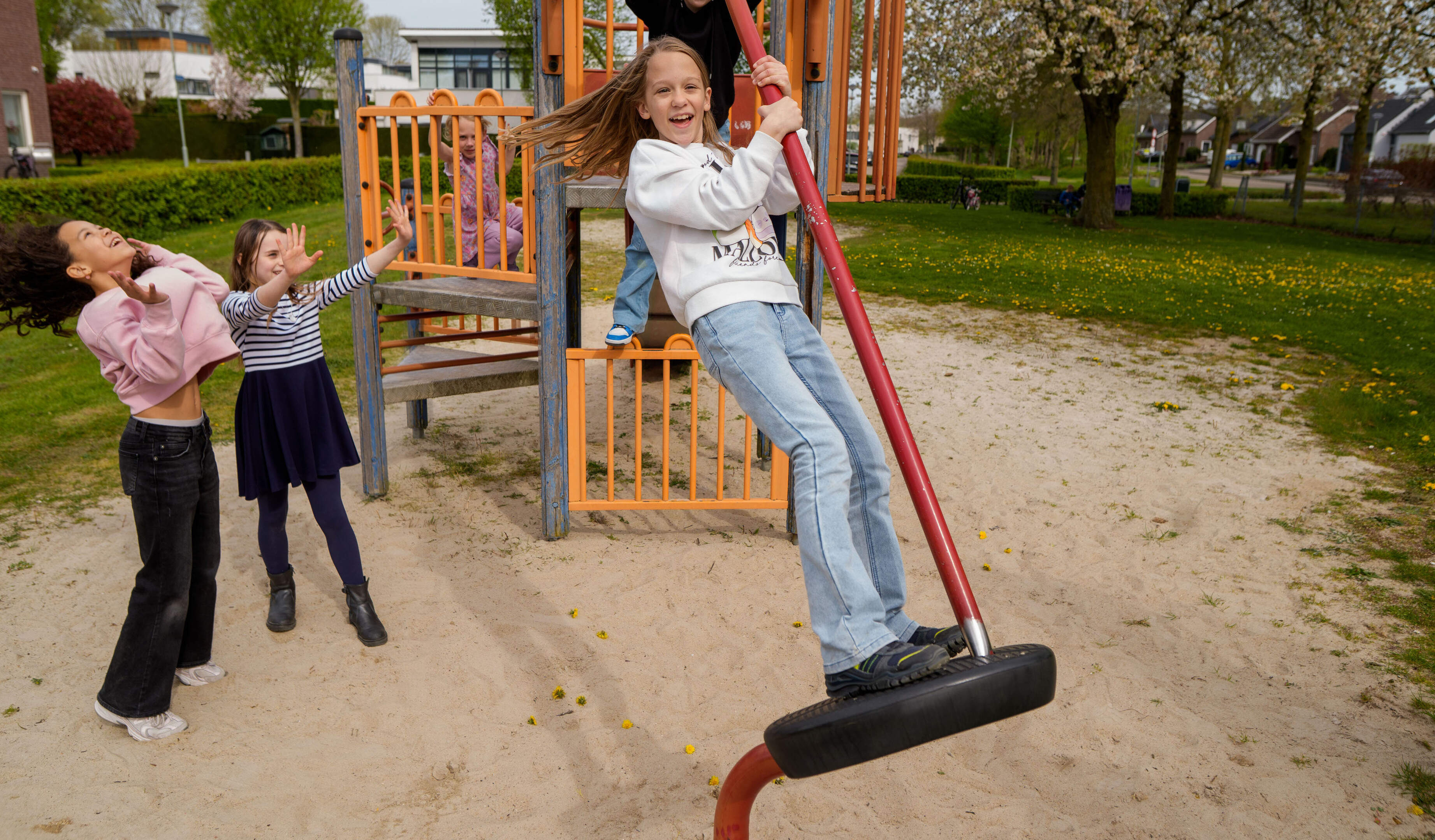 Mia (10) uit Elsloo wil dat ‘gammele’ speeltuin wordt opgeknapt: ‘Als je geen geld hebt, moet u het 