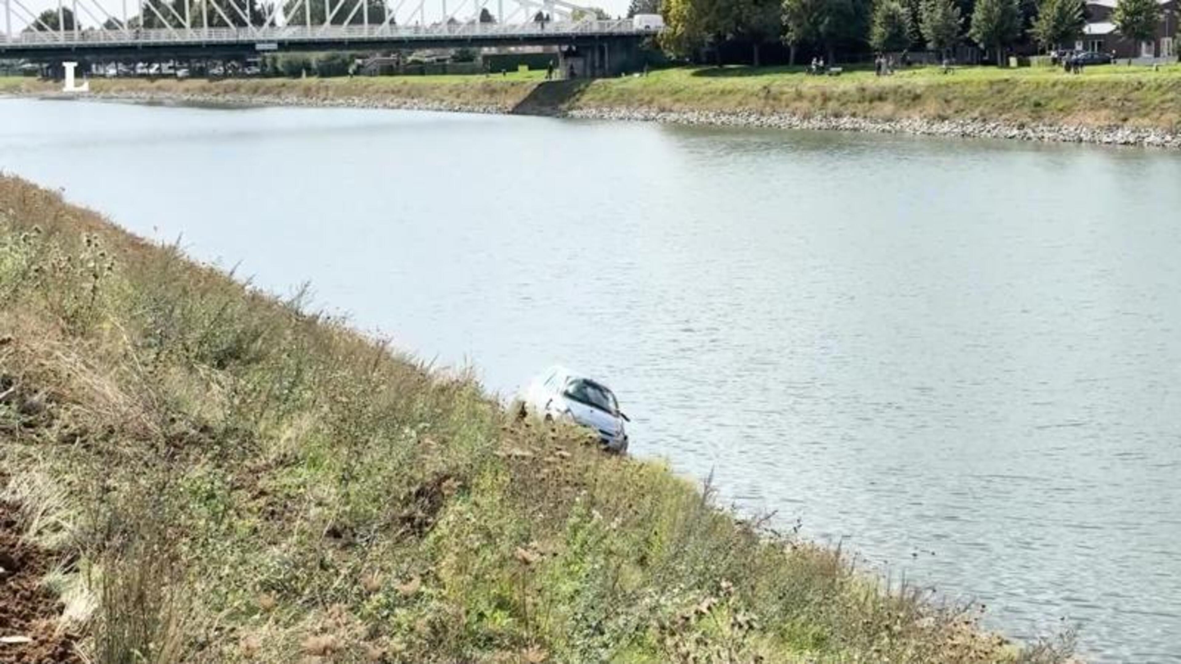 Auto rijdt het Julianakanaal bij Berg aan de Maas in, bestuurder naar ziekenhuis