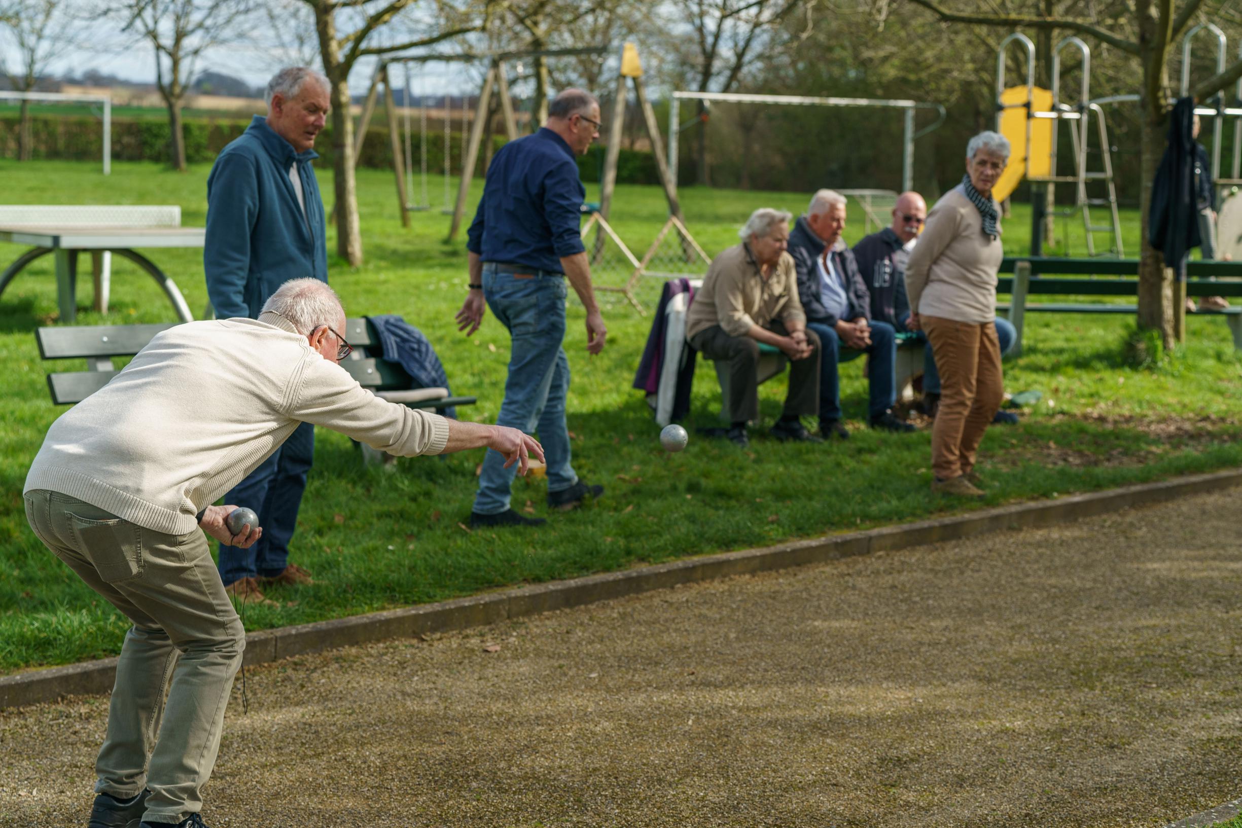 Opening twee jeu-de-boulesbanen bij de Schepenbank in Oirsbeek