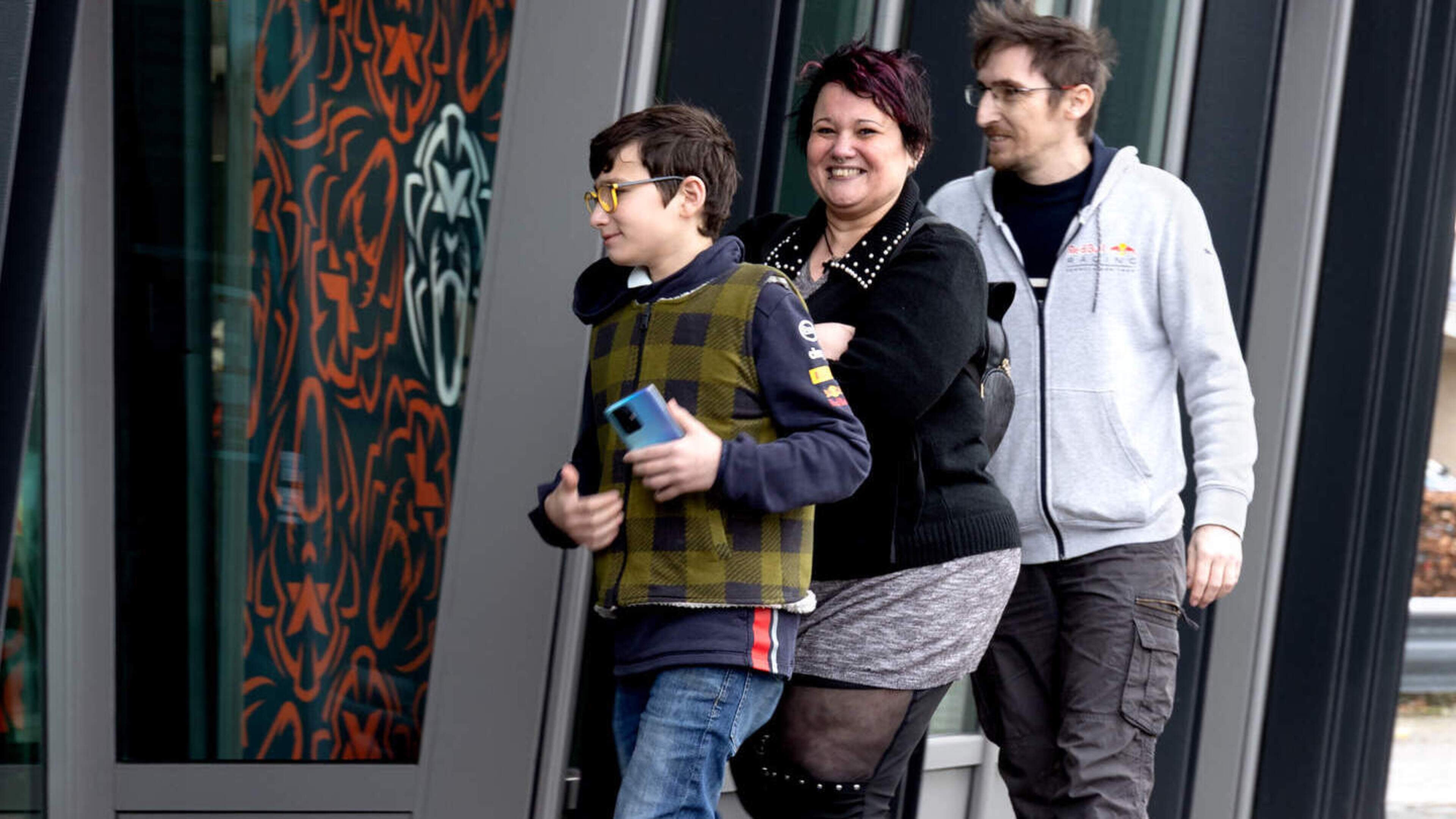 Michel (46) reist vanuit Frankrijk naar Swalmen voor laatste bezoek aan de Max Verstappen Shop: ‘Wil