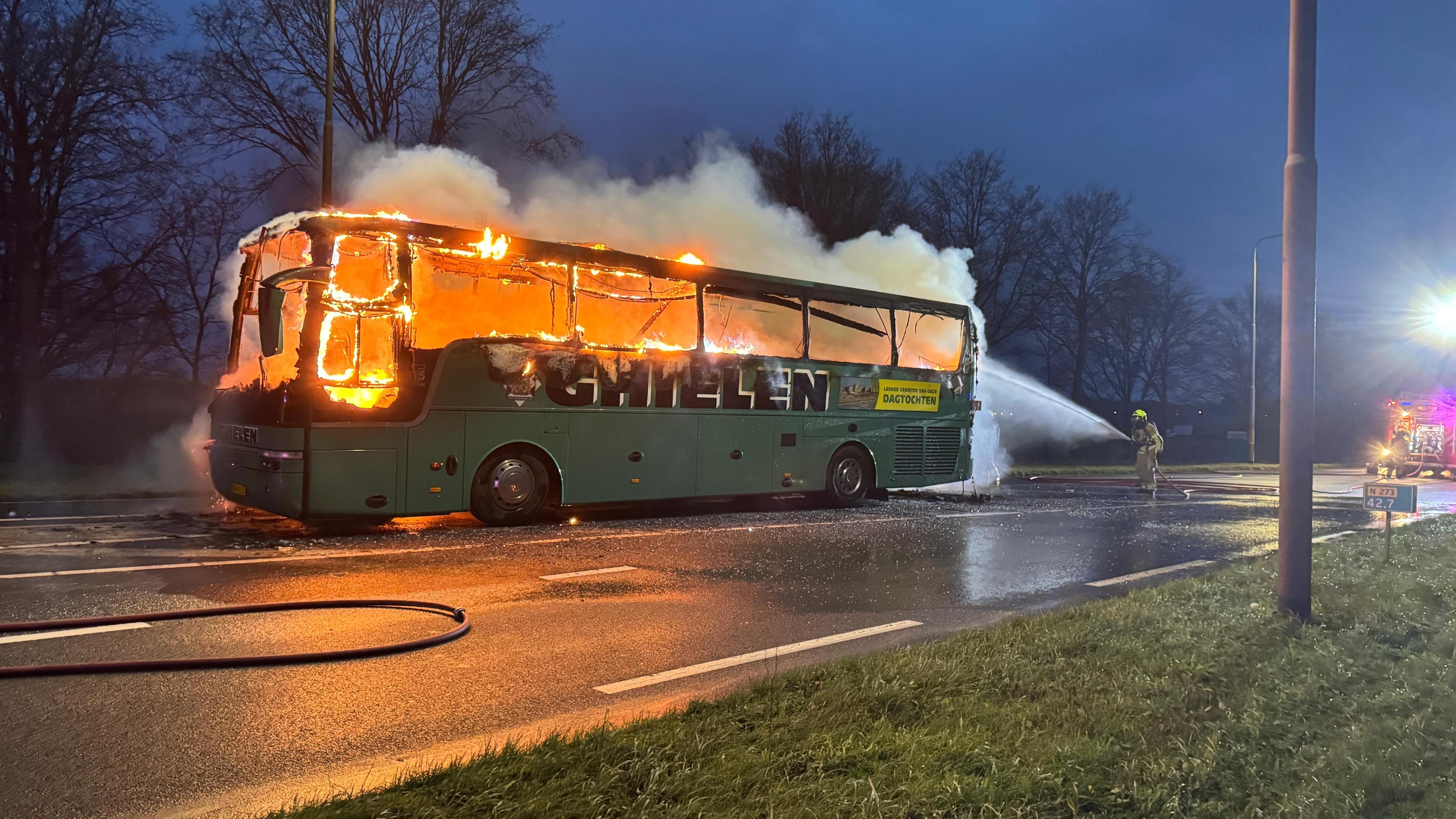 Touringcar met scholieren in brand op Napoleonsweg bij Grathem, weg afgesloten
