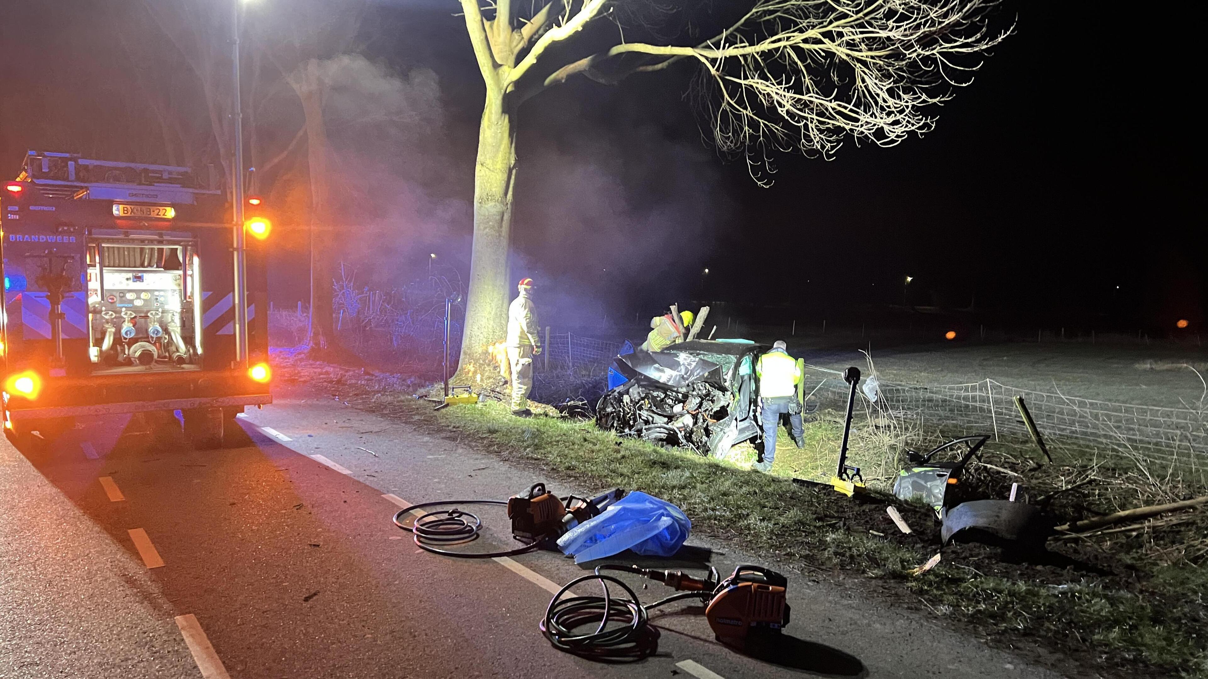 Auto botst tegen boom in Swalmen: twee personen gewond