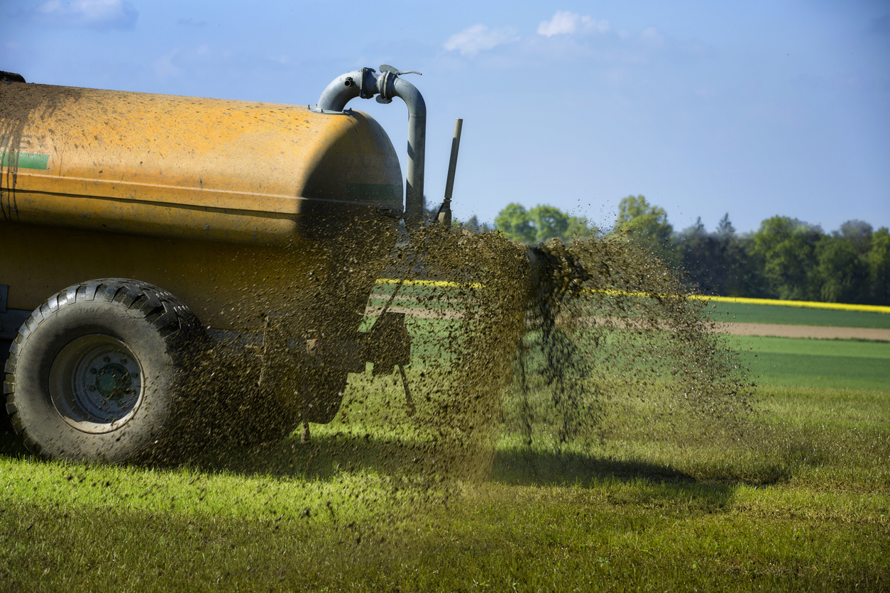 Drugsafval met gierwagen over het land uitgestrooid