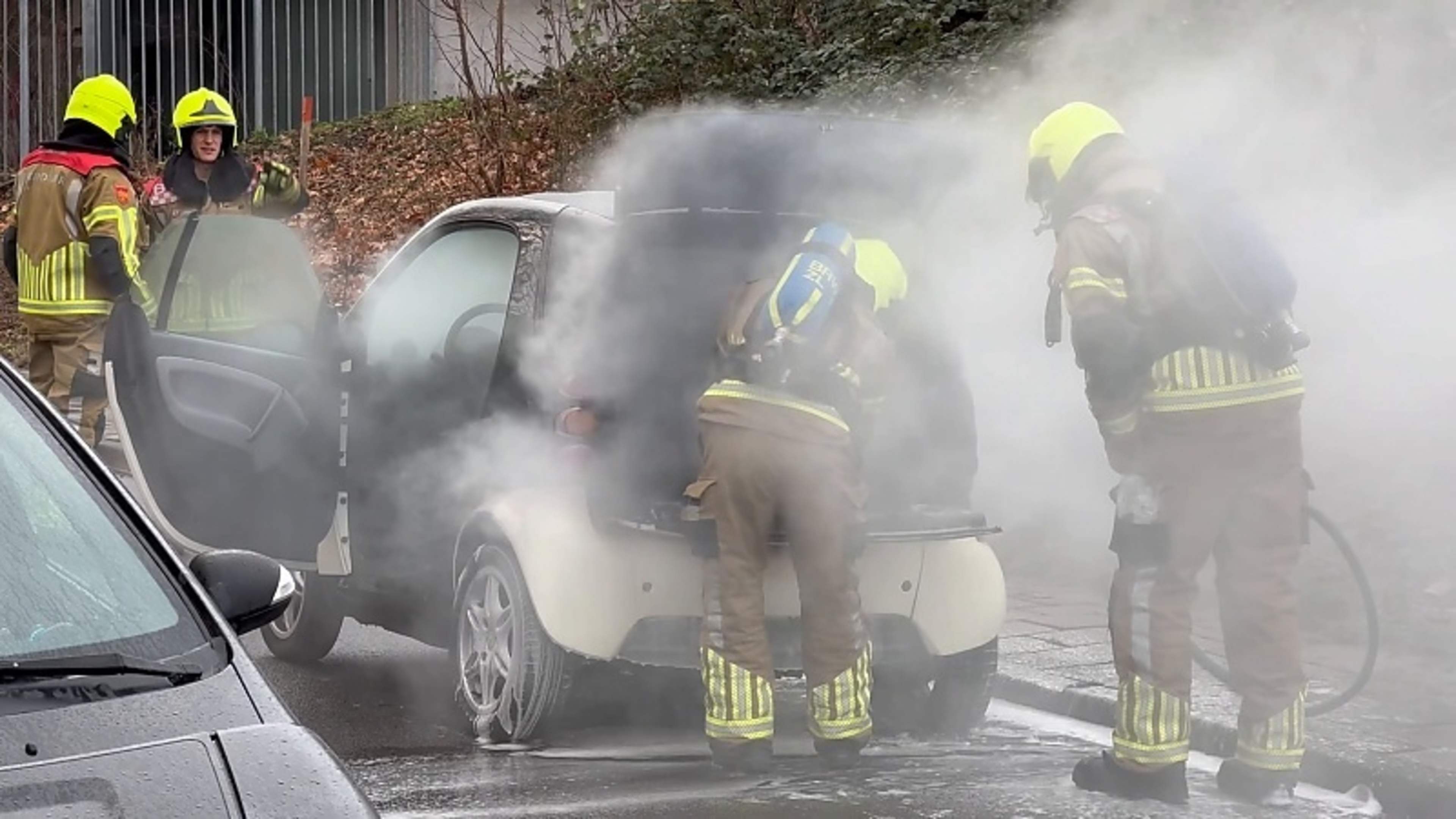 Auto vat al rijdend vlam in Geleen