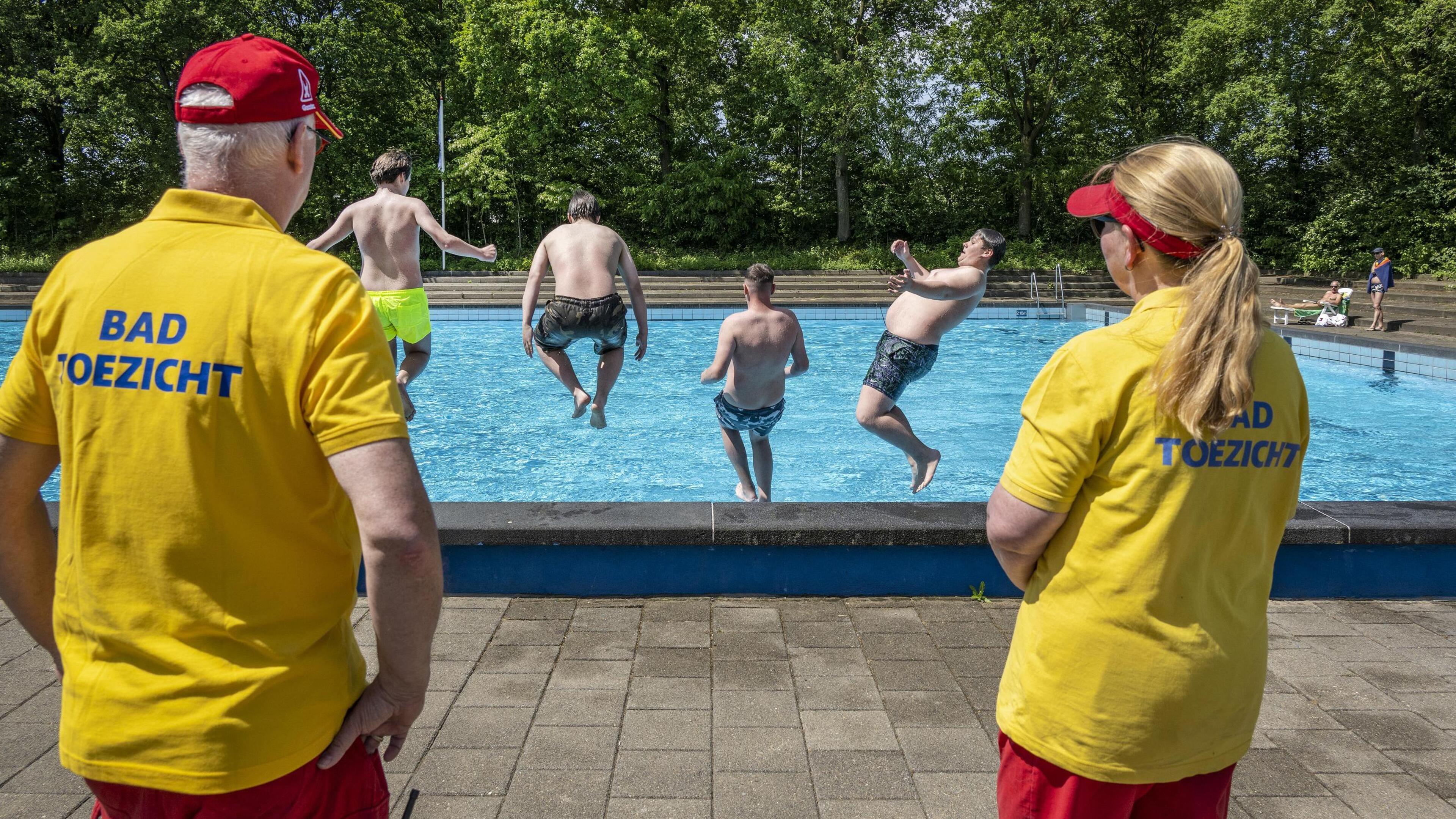 Gaan overlastgevende jongeren deze zomer naar zwembad in Reuver, nu buitenbad in Blerick dicht is? B