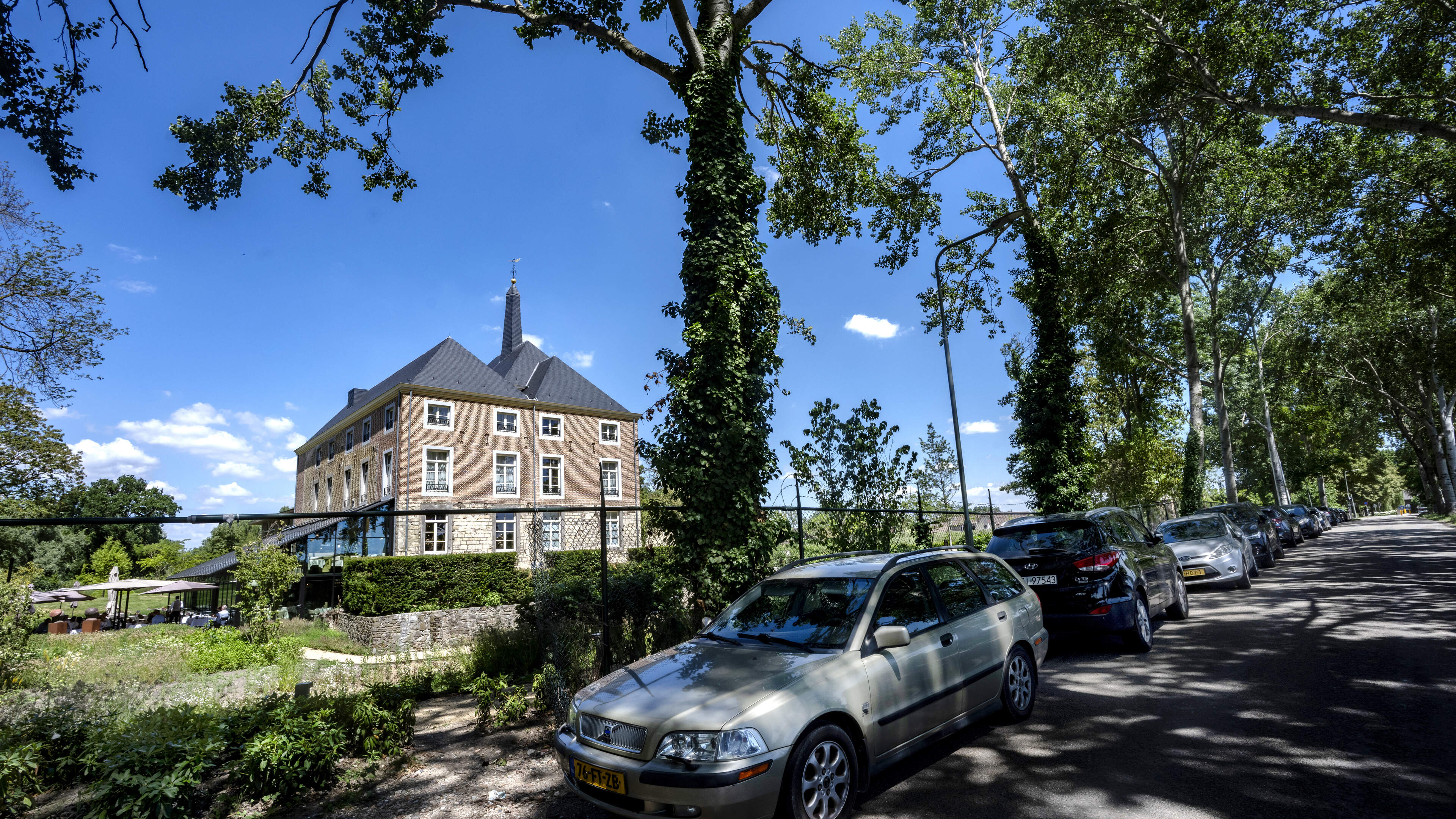 Kasteel Van Oys koopt woonhuis met terrein in Oost-Maarland om parkeerproblemen op te lossen