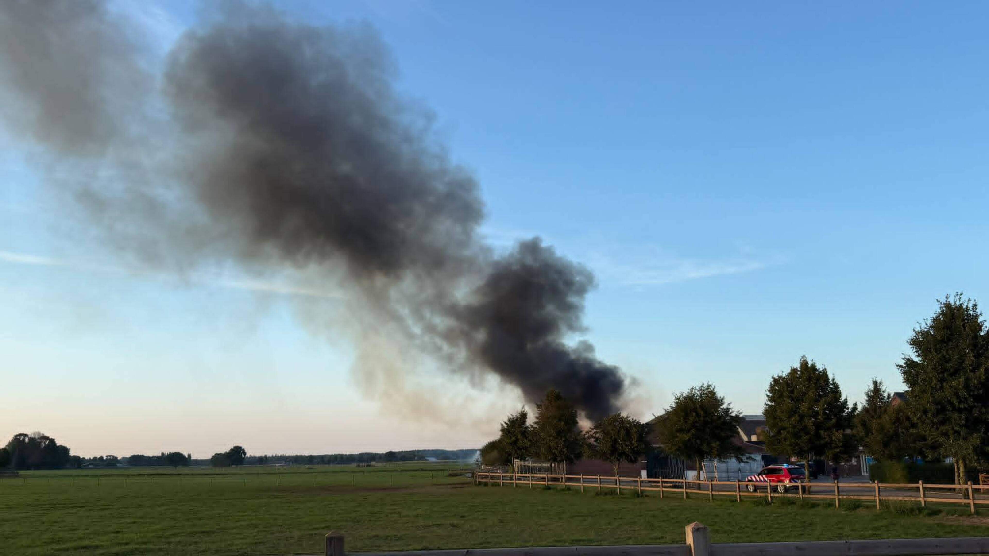 grote brand in schuren met hooi en landbouwmachines in Swolgen