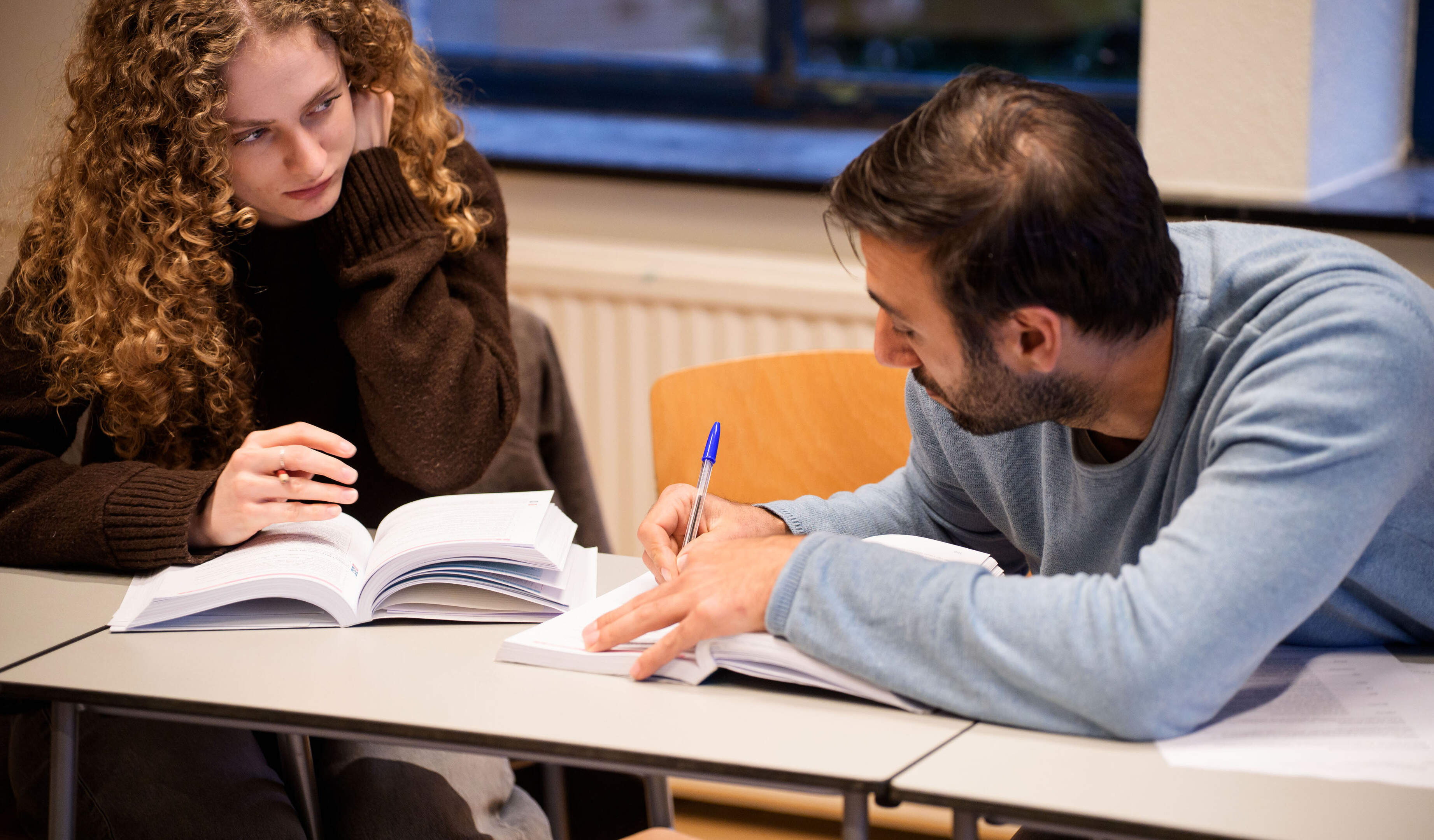 Steeds meer vraag naar lessen Nederlands op universiteit in Maastricht: ‘Zo behoud je mensen voor on