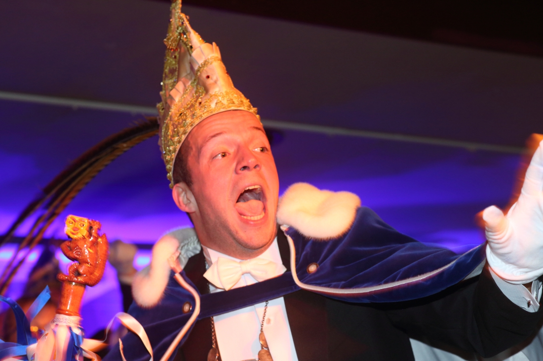 Maskotters-prins ruilt met carnaval dienblad in voor skepter