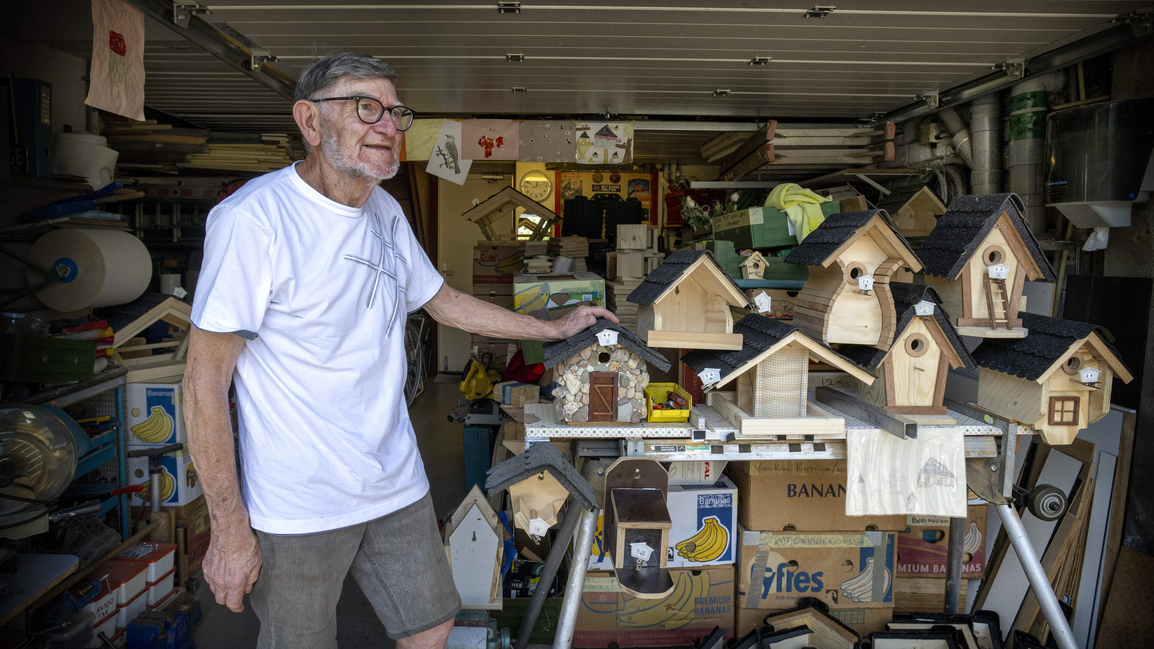 Jan (79) uit Landgraaf ging viraal met het bouwen van vogelhuisjes in zijn garage: ‘Ik maak ook een 