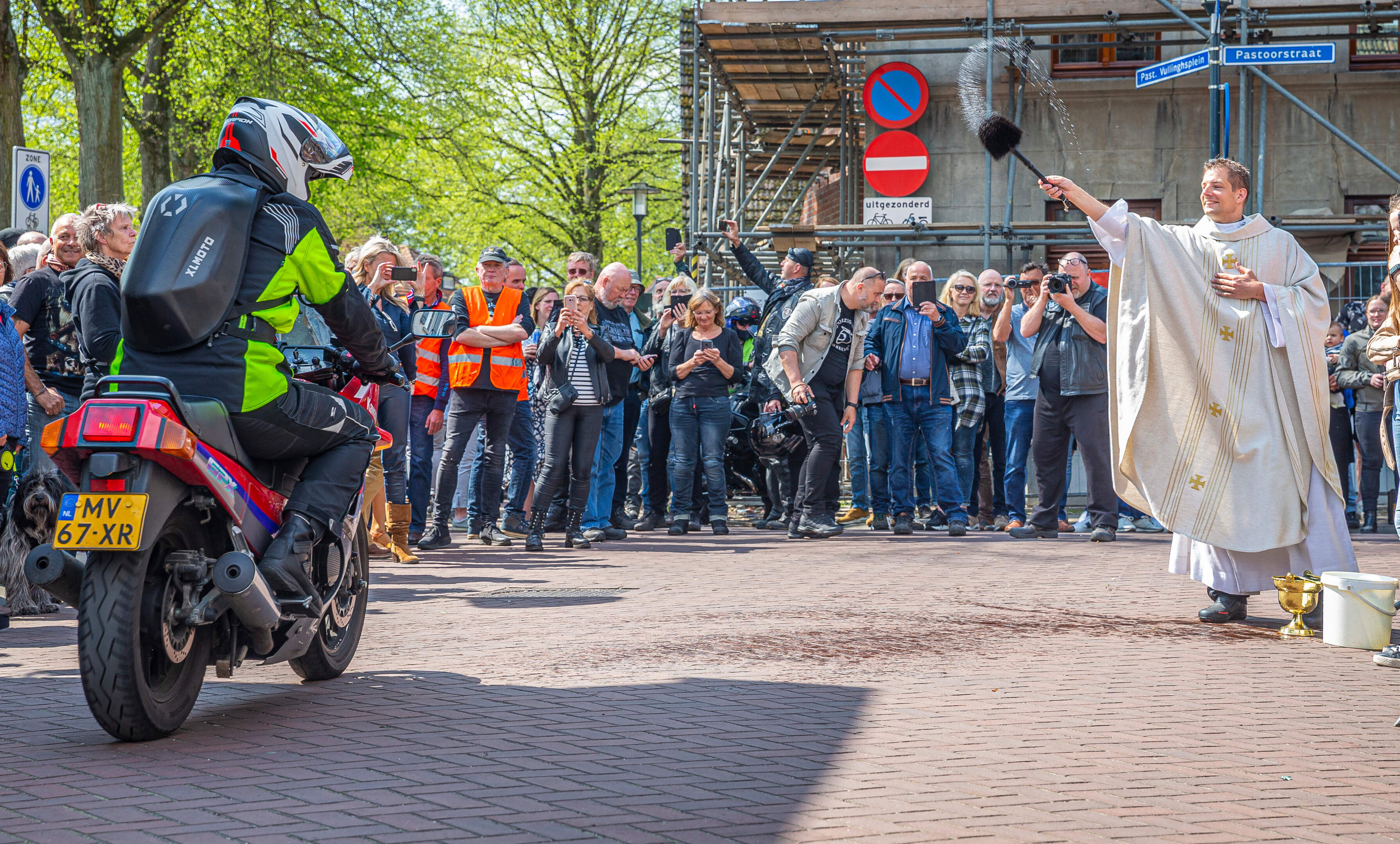 Honderden bikers uit binnen- en buitenland naar jaarlijkse motorzegening in Grubbenvorst