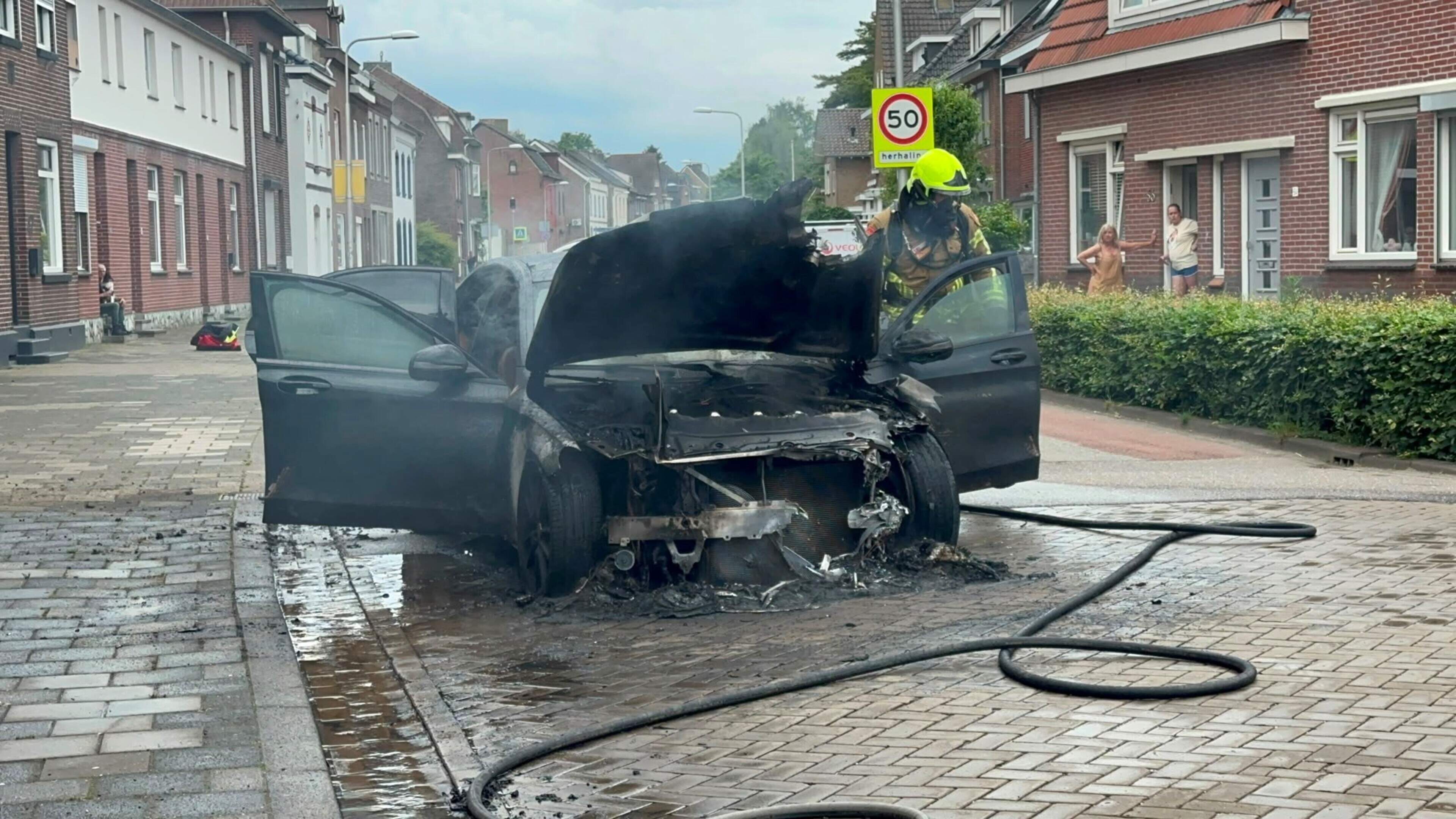 Rijdende auto vat vlam tijdens rijden in Kerkrade