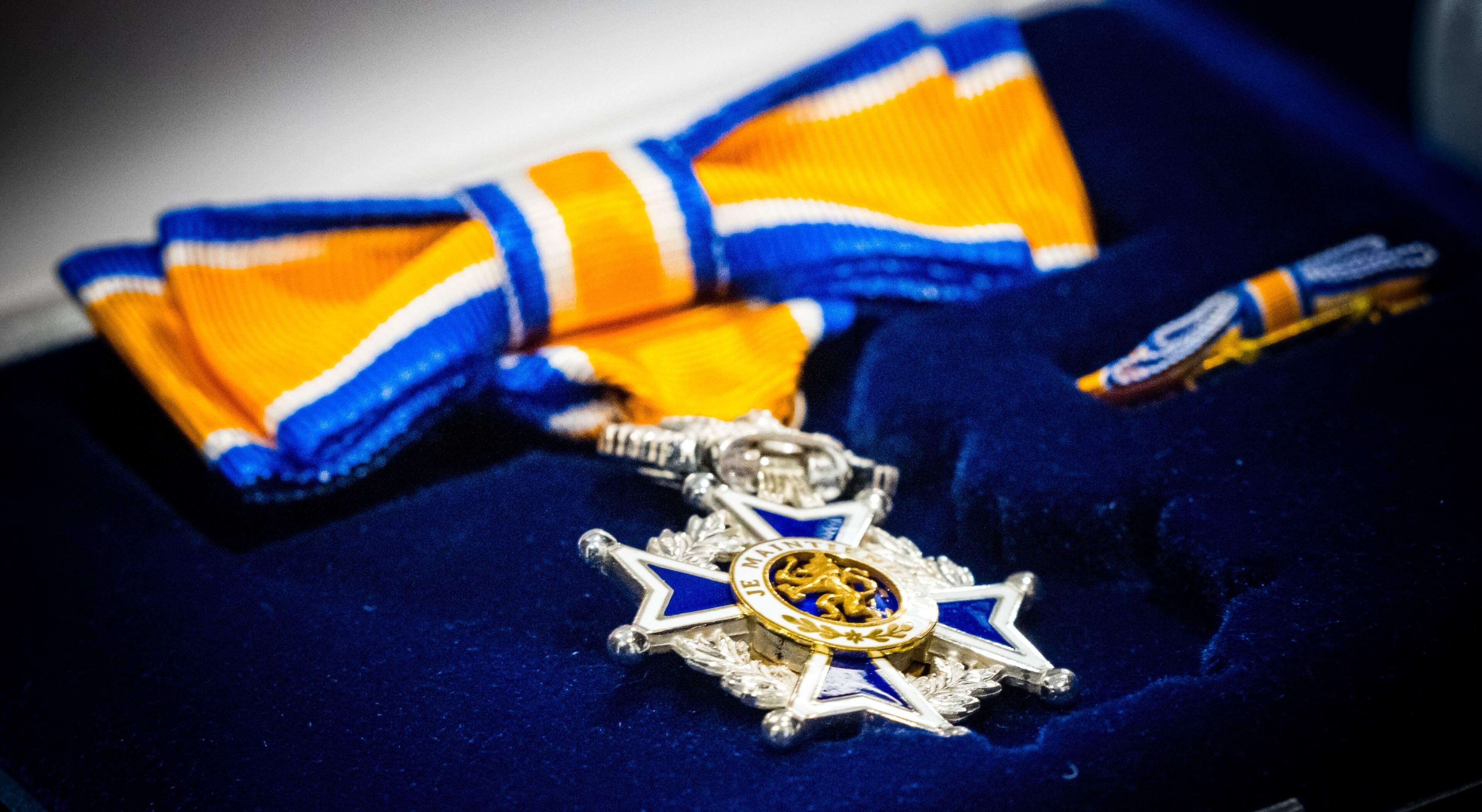 Lintje voor Jan Ummenthum tijdens jubileumviering schutterij Belfeld