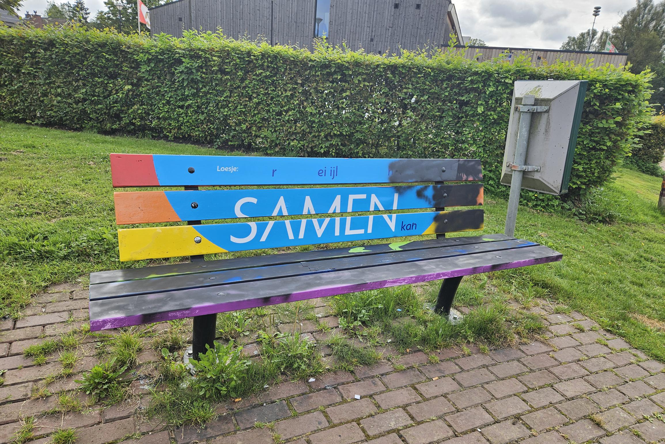 Regenboogbankje Schinnen gaat ‘reizen door de gemeente’ na nieuwe bekladding