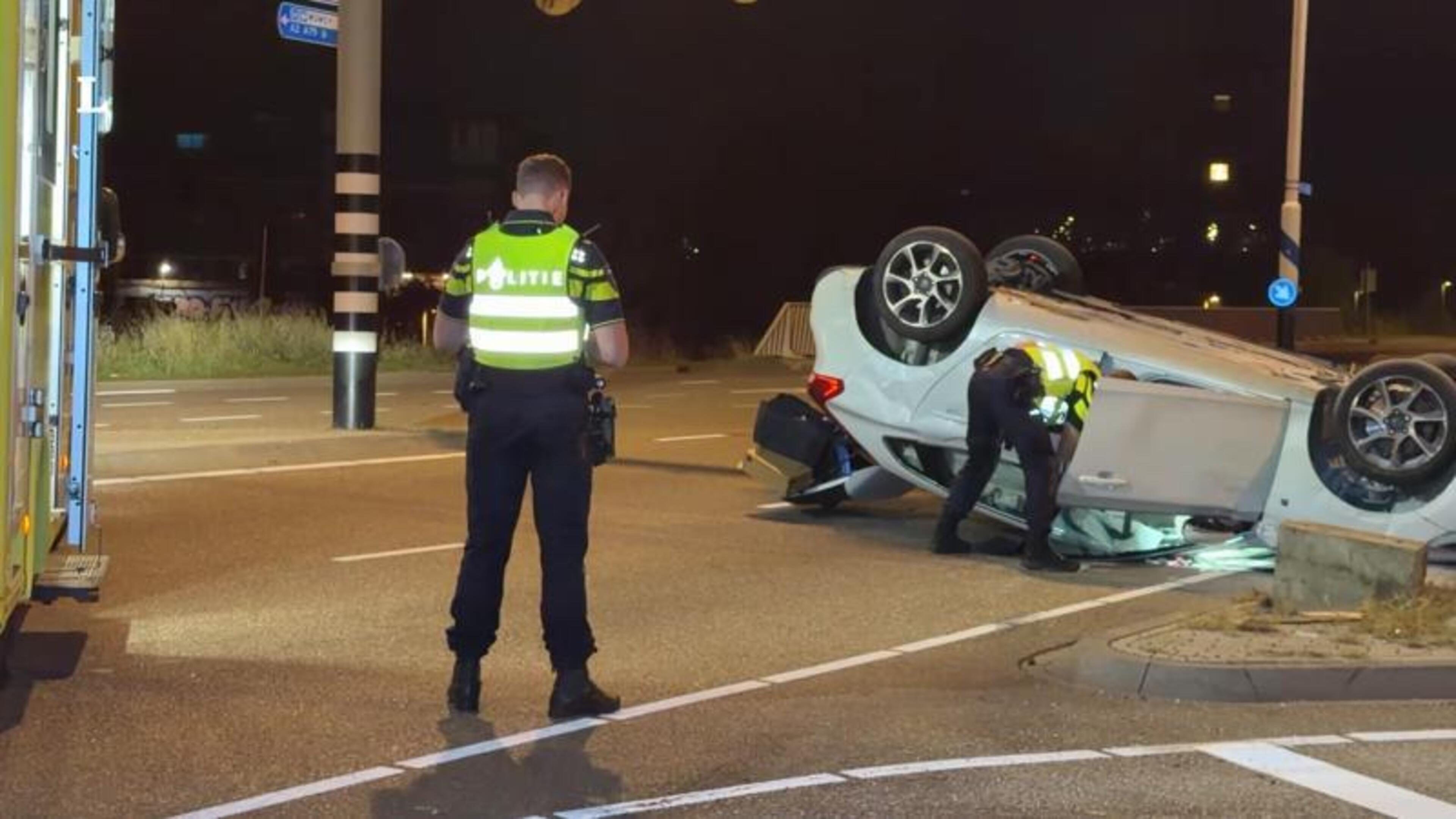 Auto over de kop op Noorderbrug in Maastricht