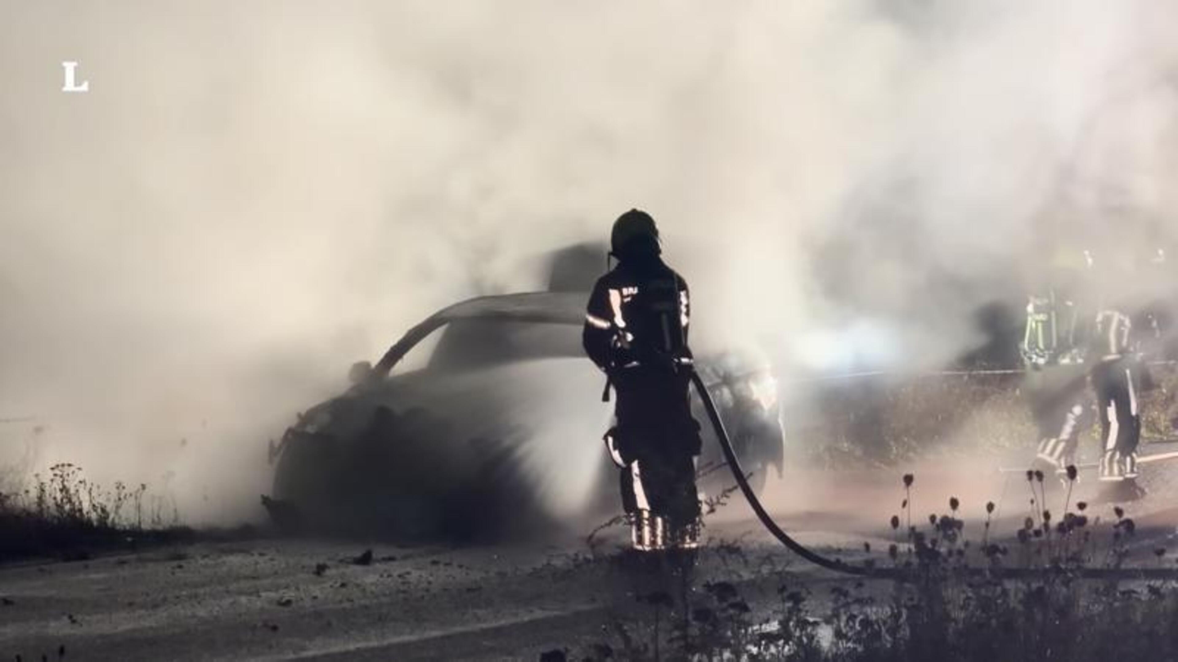 Auto vliegt tijdens het rijden in brand in Roosteren