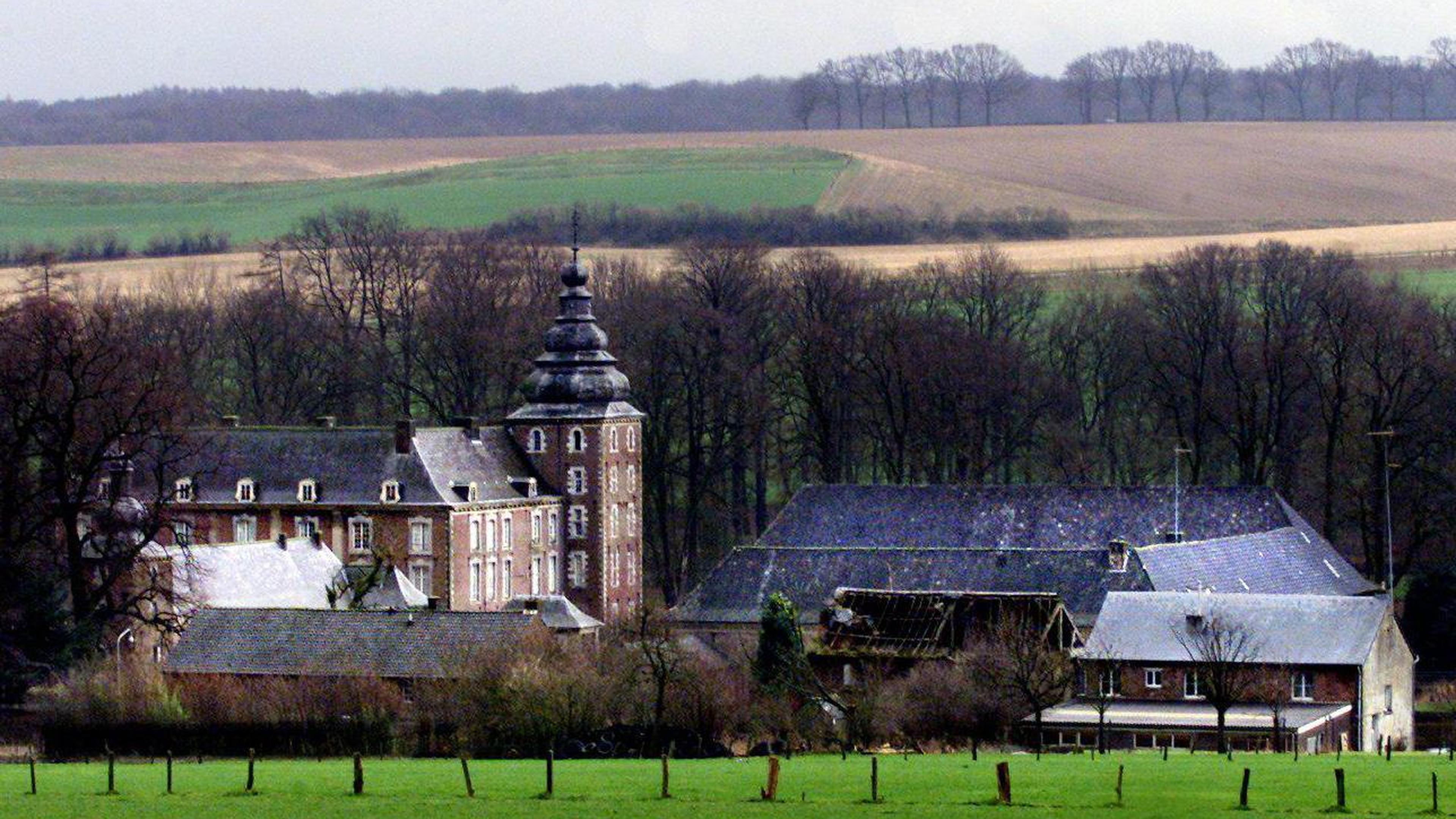 Muren kasteel Neubourg scheuren, monumentaal slot in Gulpen staat te koop