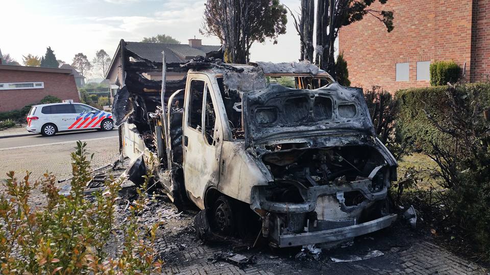 Camper brandt volledig uit, mogelijk aangestoken
