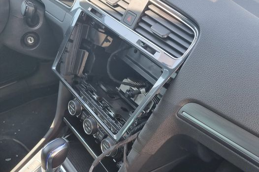 Ruiten auto’s op bedrijventerrein in Weert ingeslagen om navigatiesystemen te stelen: twee arrestati