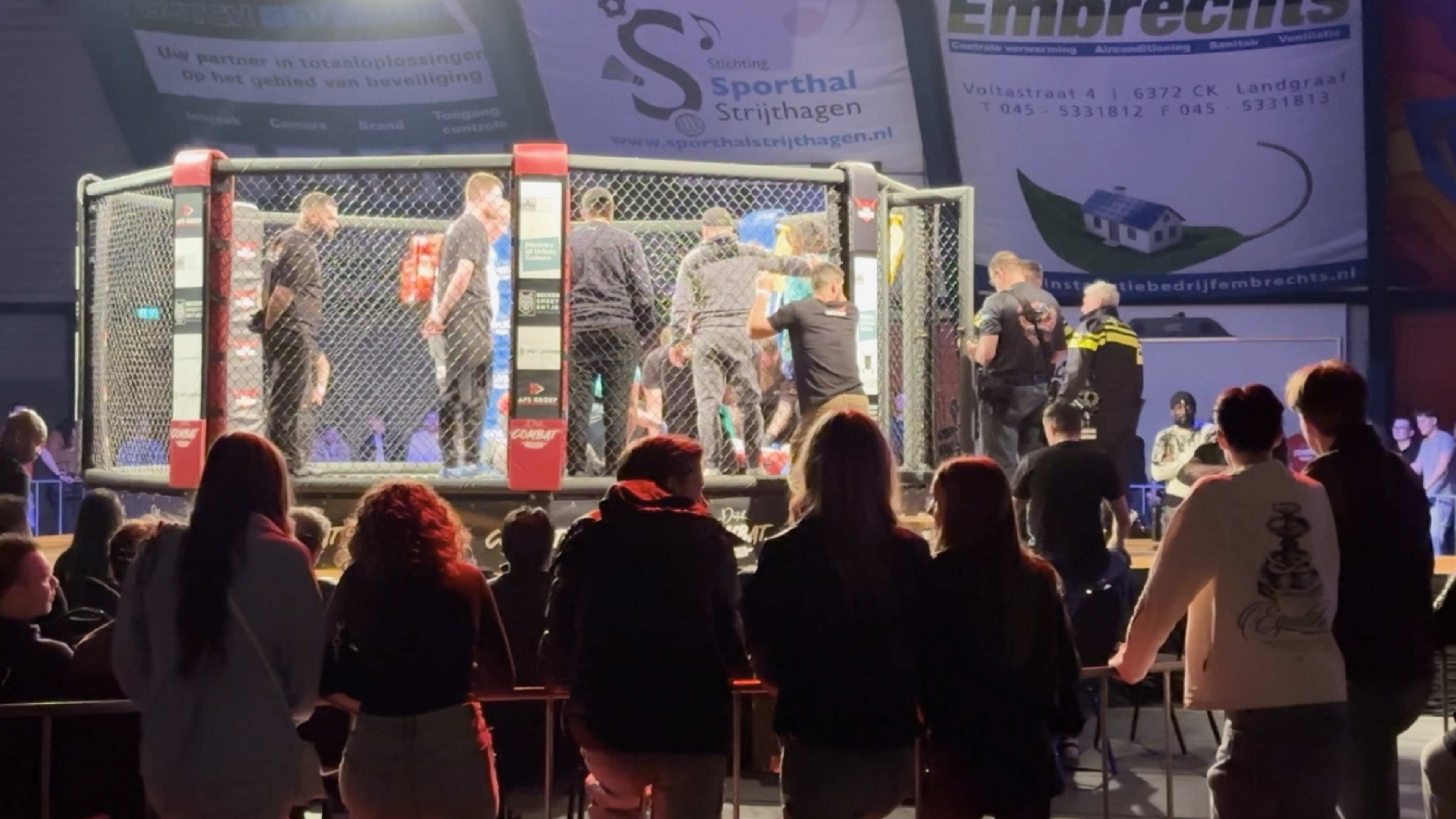 Video: Vechtsporter raakt zwaargewond bij wedstrijd in Landgraaf en wordt afgevoerd in ambulance