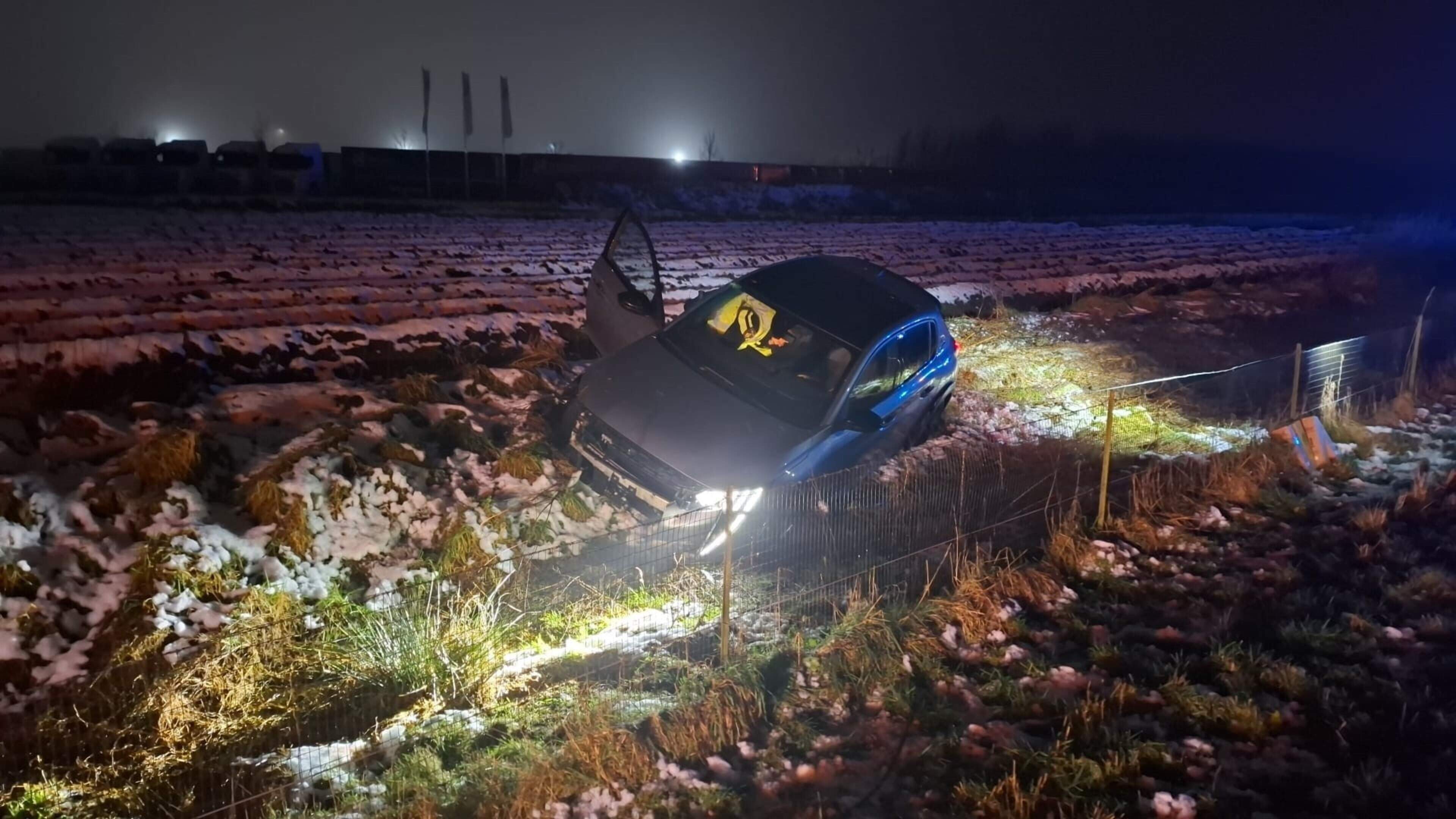 Ongeval op A73 bij Grubbenvorst: automobilist schiet door afrastering en belandt in berm