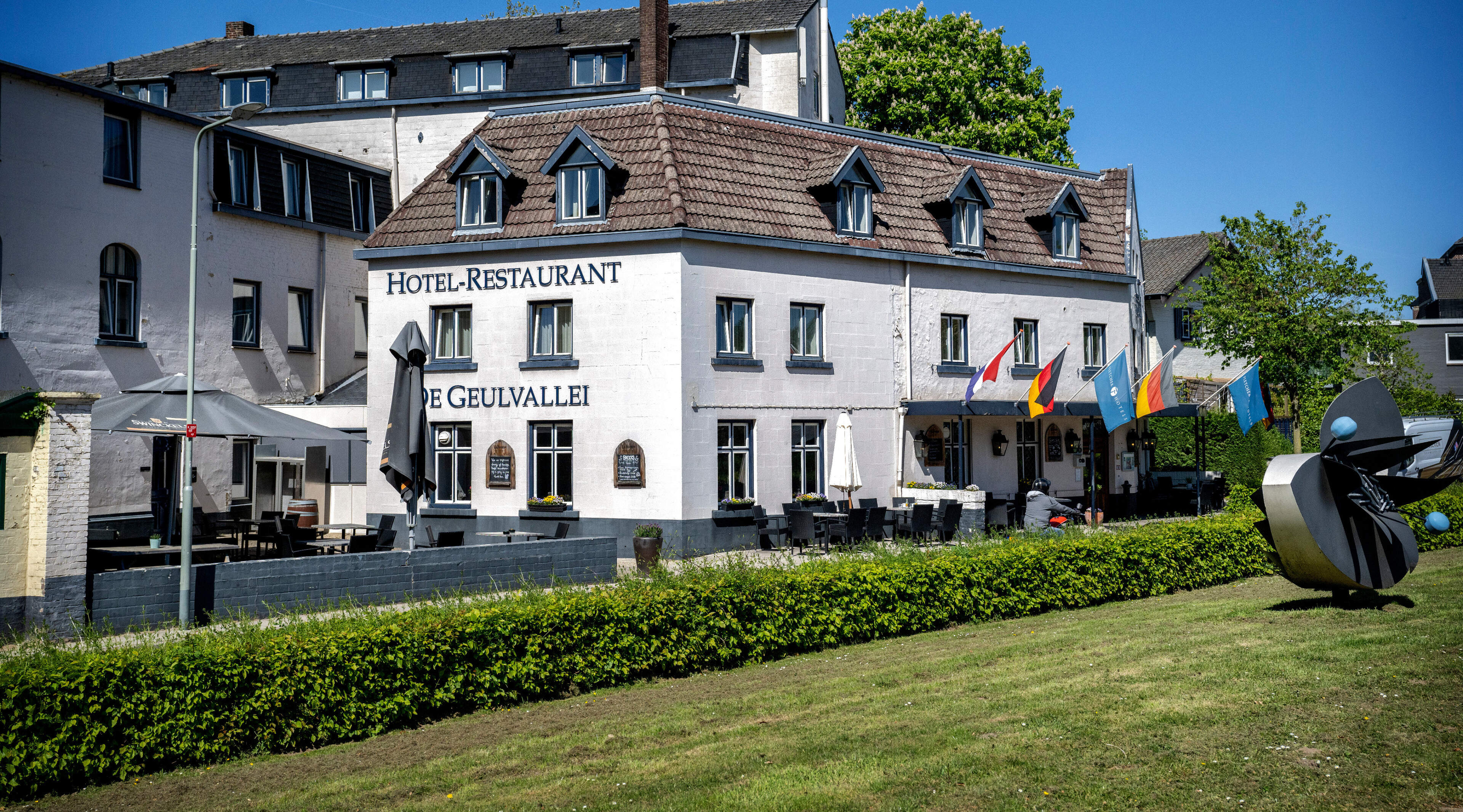 Buurtbewoners Houthem reageren verdeeld op komst statushouders naar hotel: ‘Voor hetzelfde geld zijn
