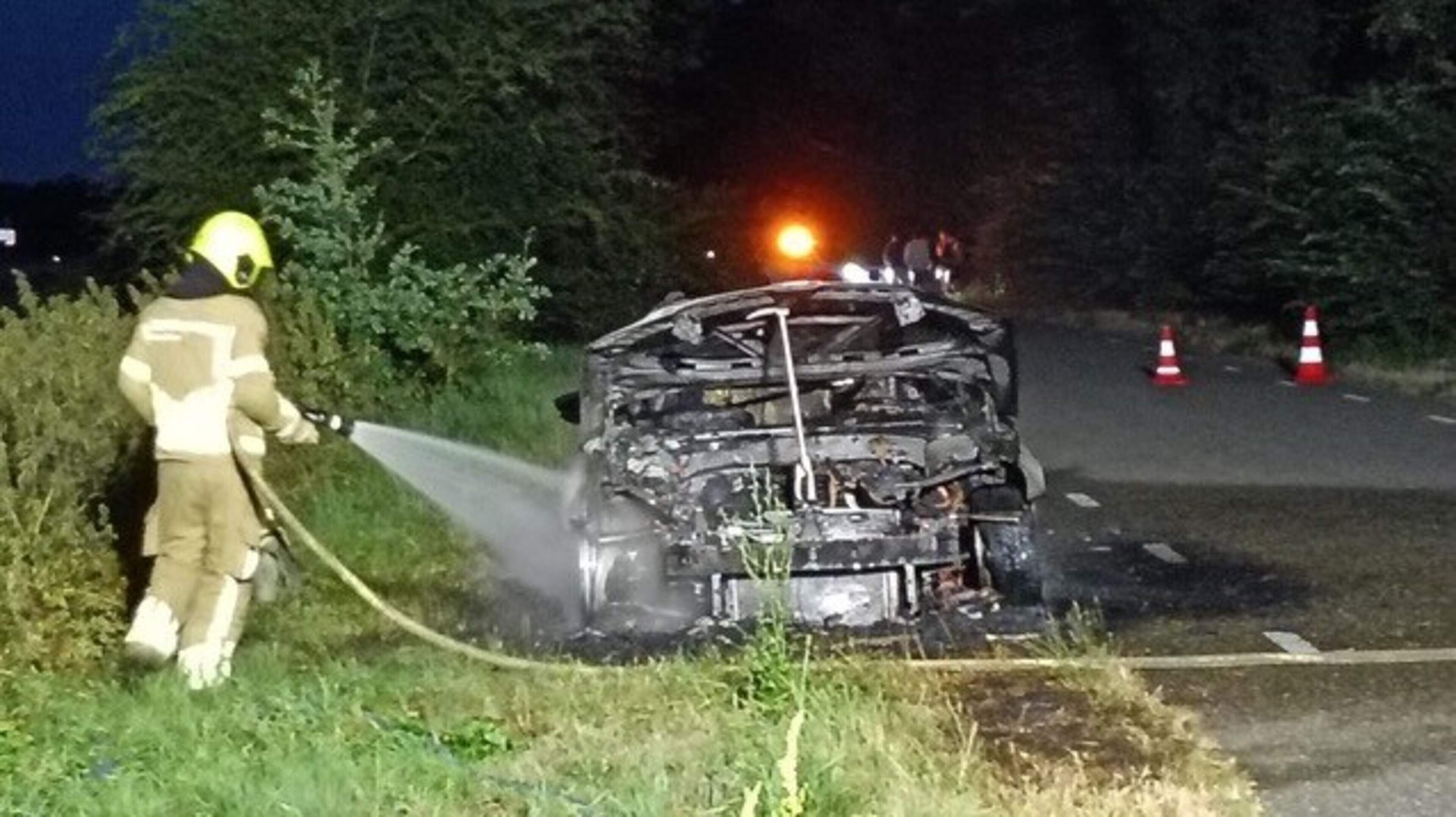 Auto vat al rijdend vlam in Beegden