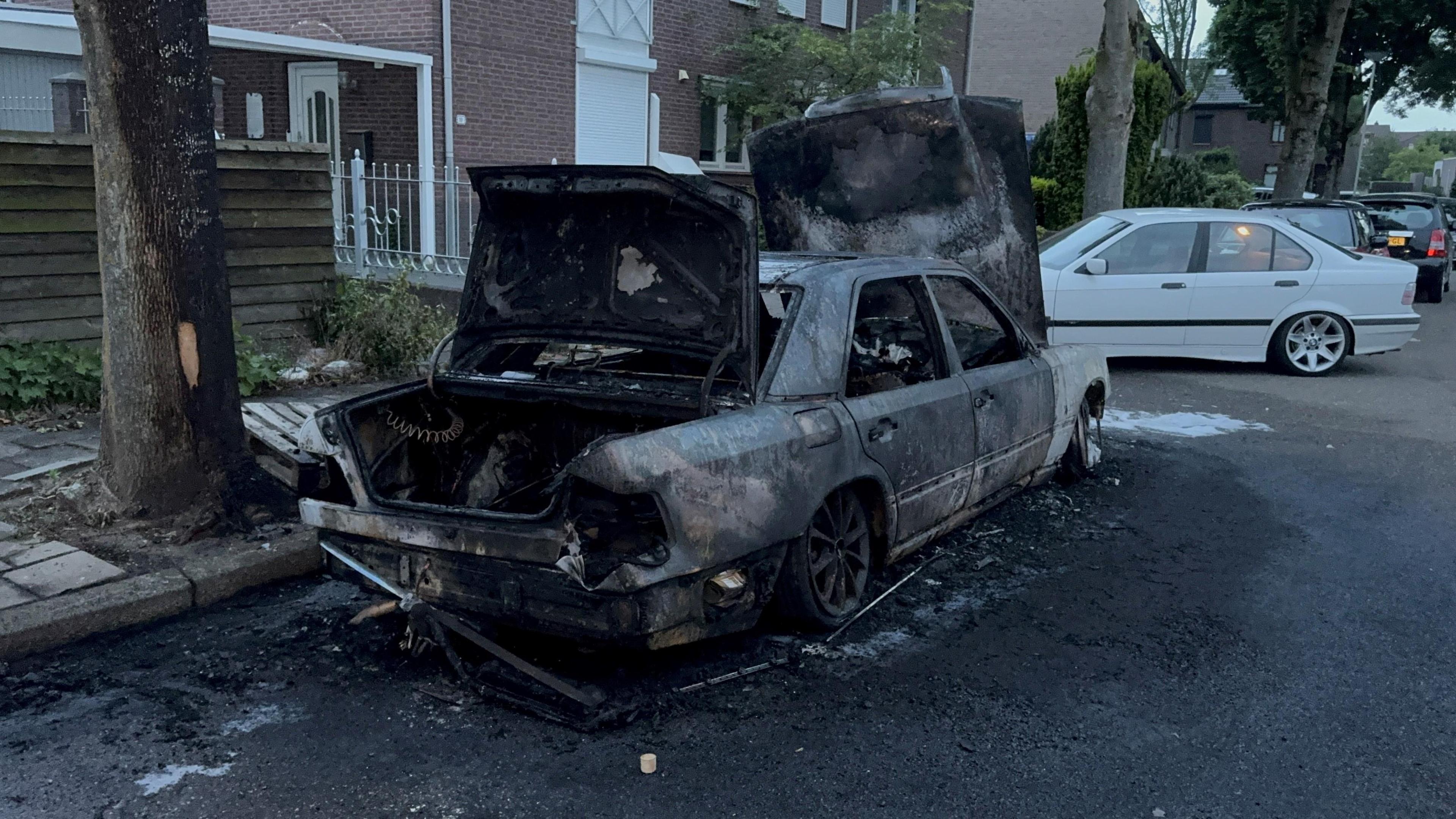 Auto vat vlam in Geleen