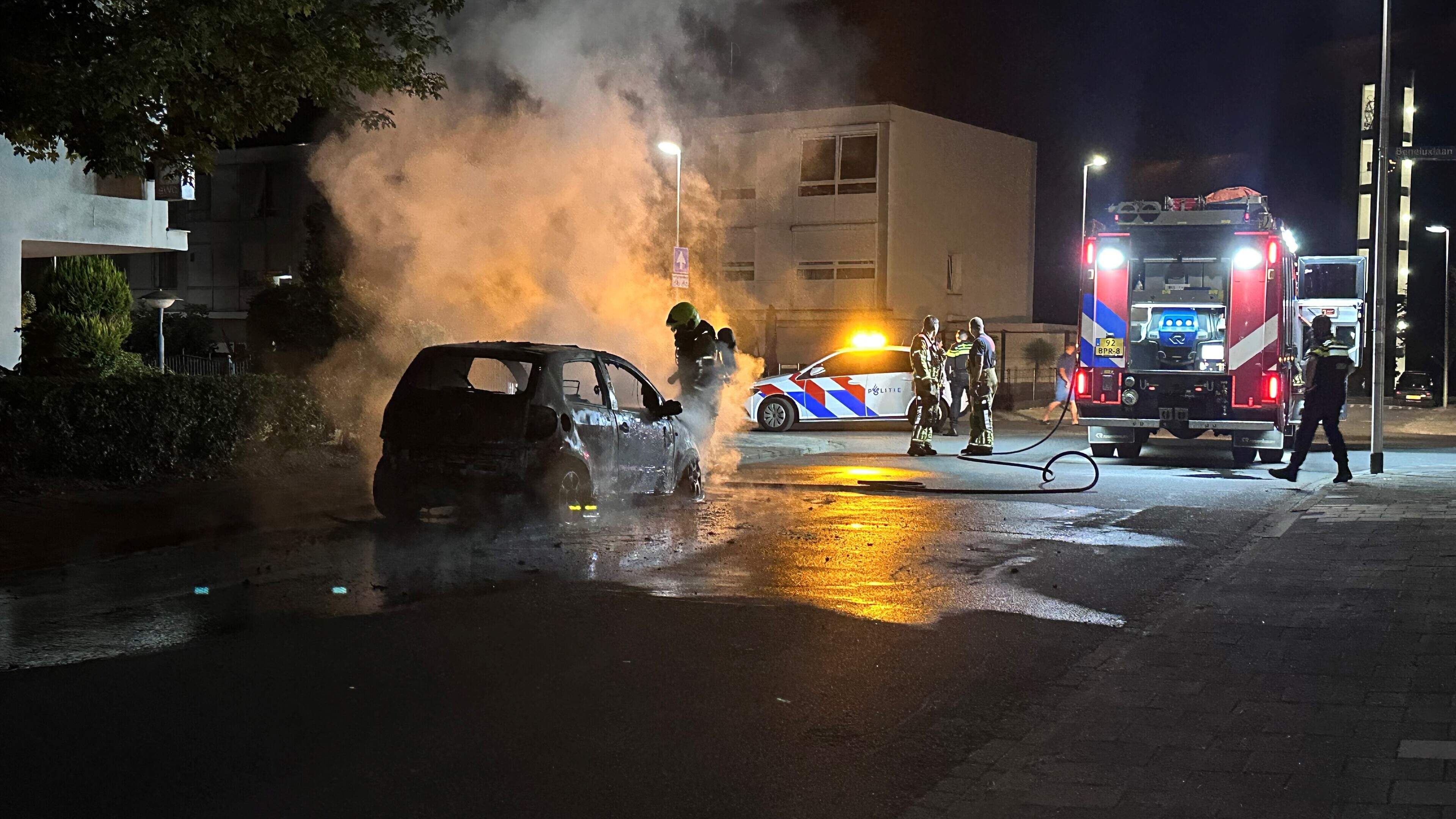 Geparkeerde auto volledig uitgebrand in Heerlen, politie onderzoekt brandstichting