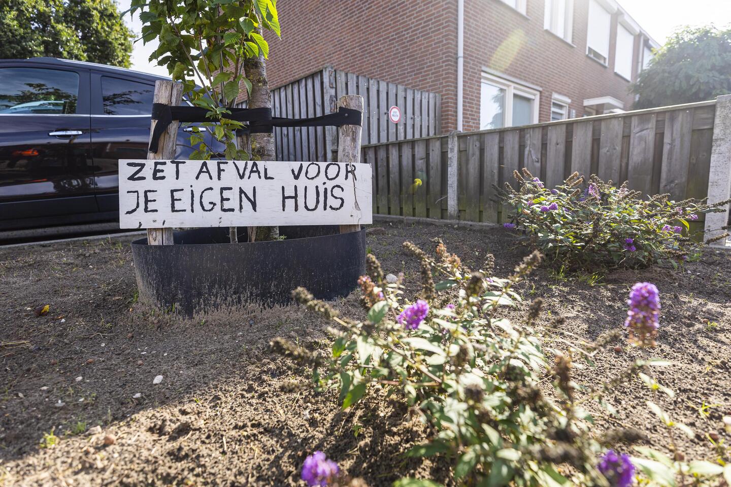 Youssef belt in Venray aan en kijkt in kliko’s en afvalzakken: ‘Mensen ...