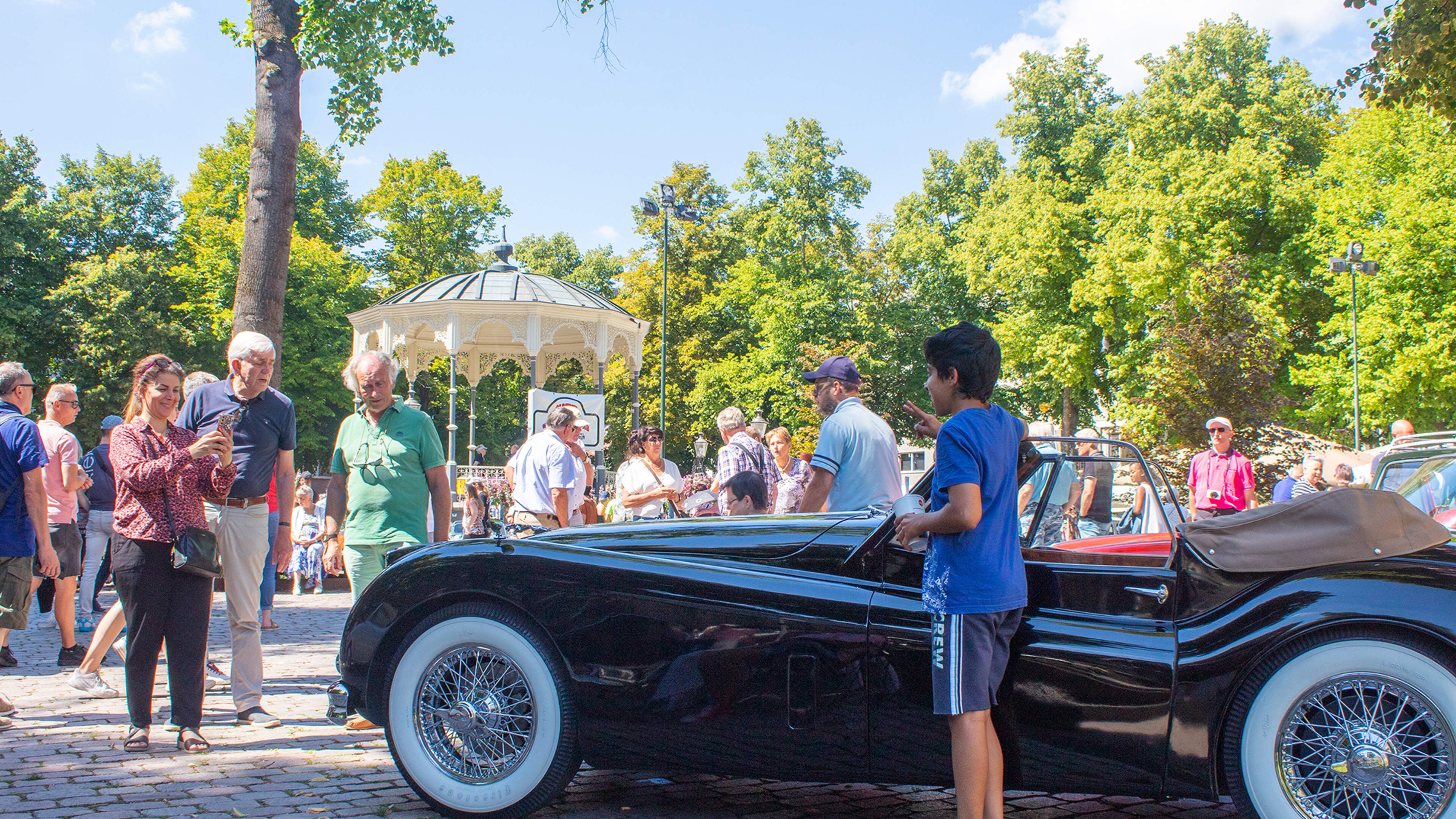 ROERMONDVOL Oldtimers brengt klassieke voertuigen naar de stad