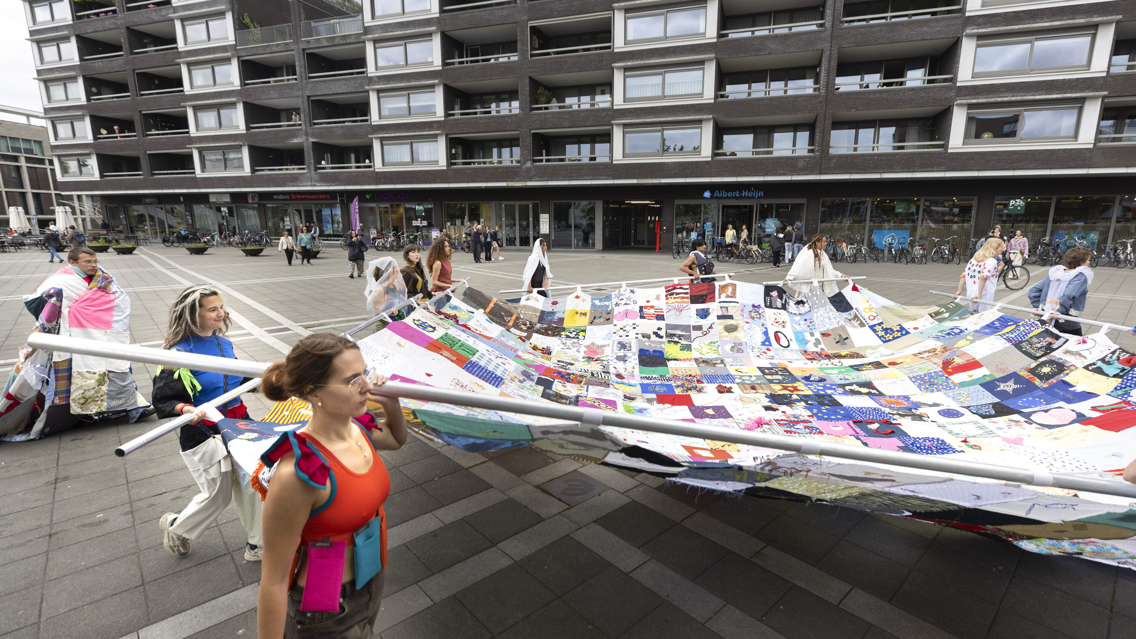 Metersgroot tapijt verandert Plein 1992 in Maastricht in ‘Europese lappendeken’