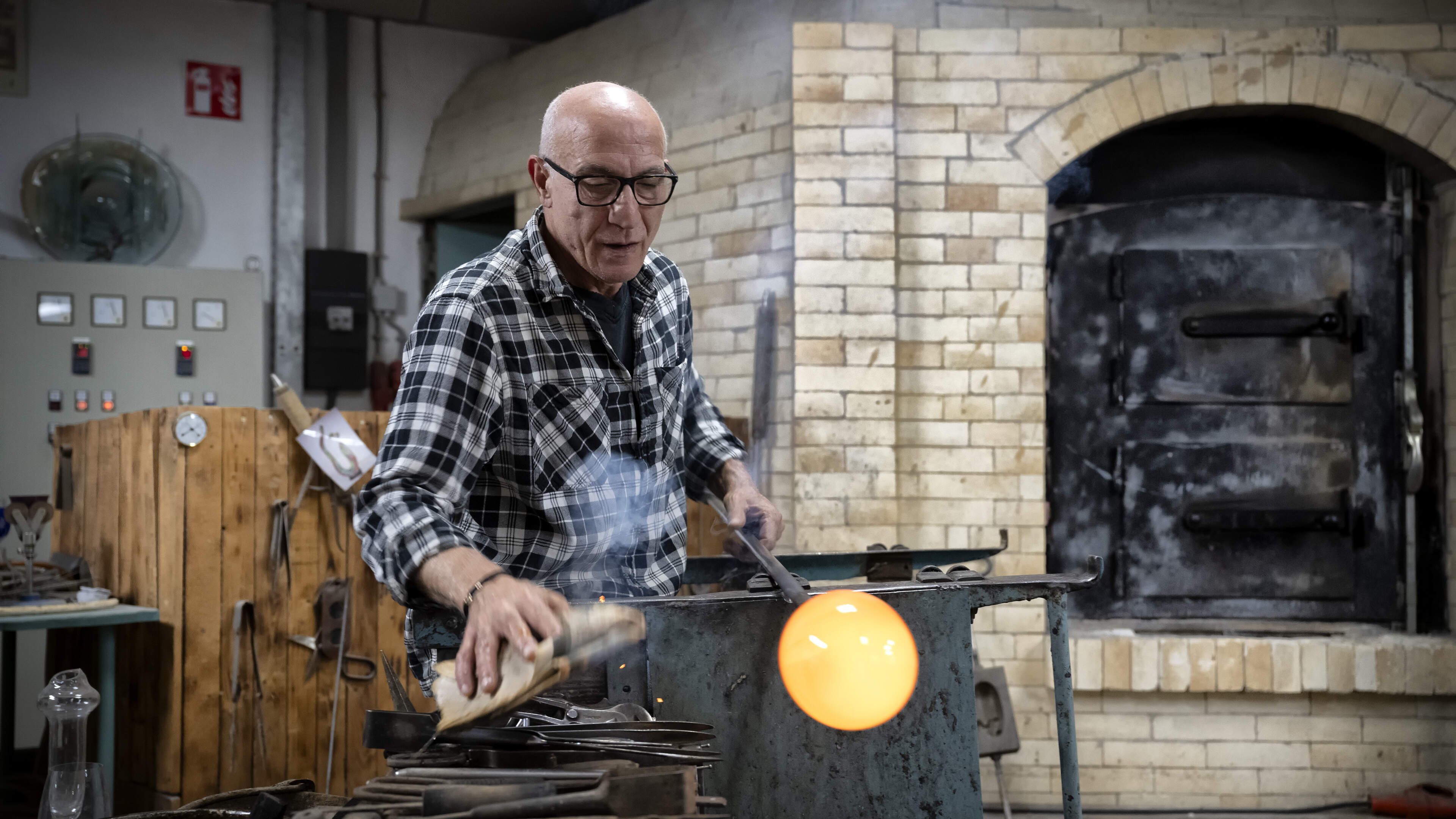 Glasblazer Gerardo Cardinale is in zijn eentje toeristische trekpleister van Vaals, maar wil nu wel 