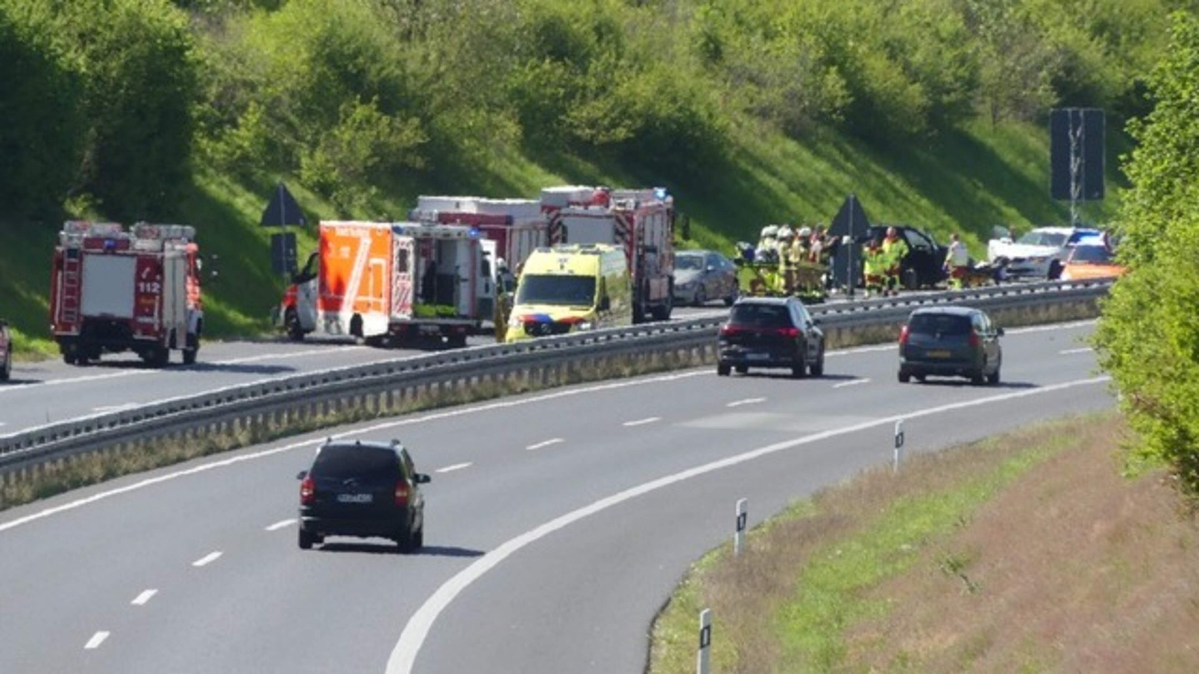 A74 vanuit Duitsland naar Tegelen afgesloten na verkeersongeluk