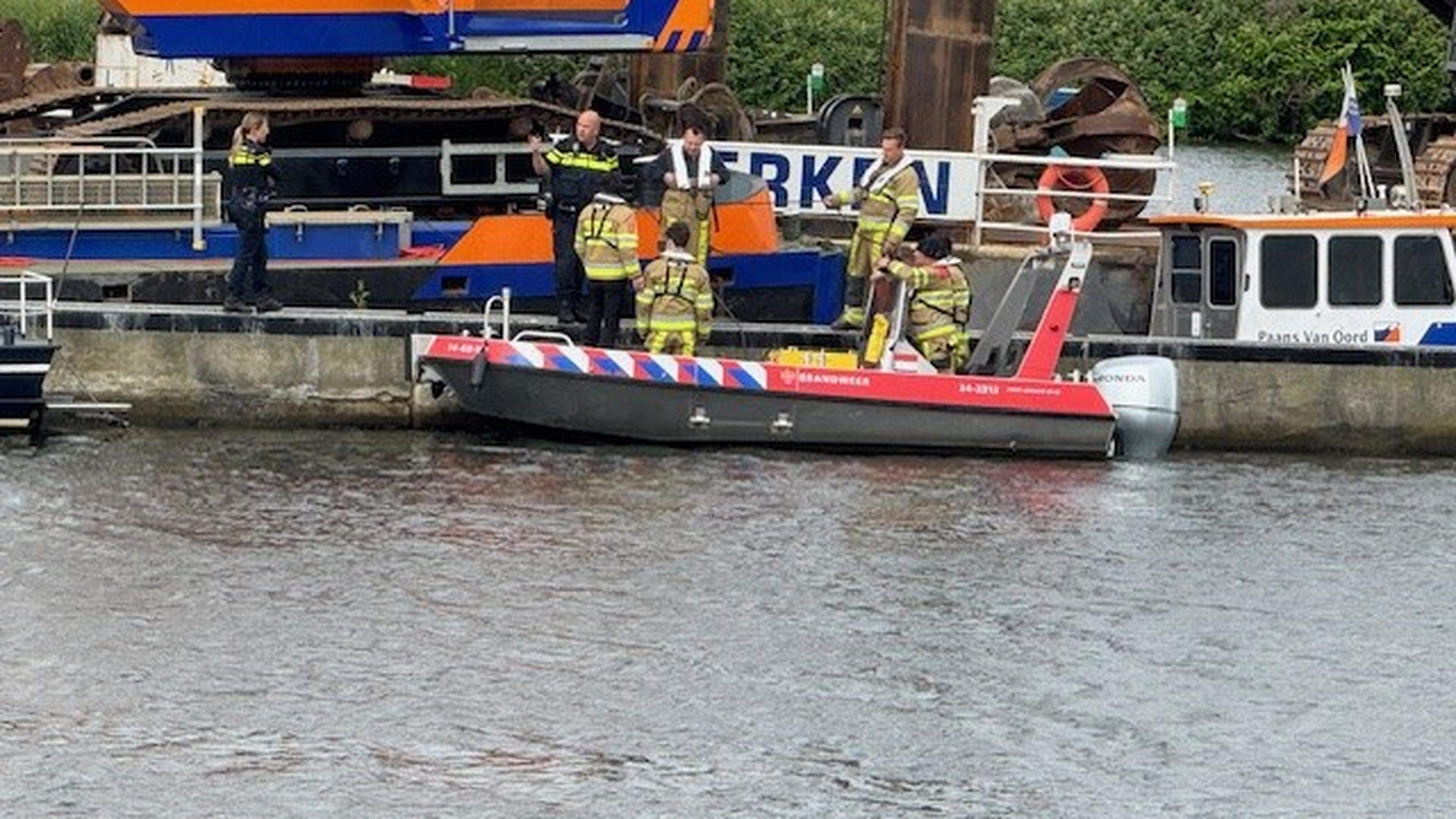 Brandweer redt stuurloze plezierboot op de Maas
