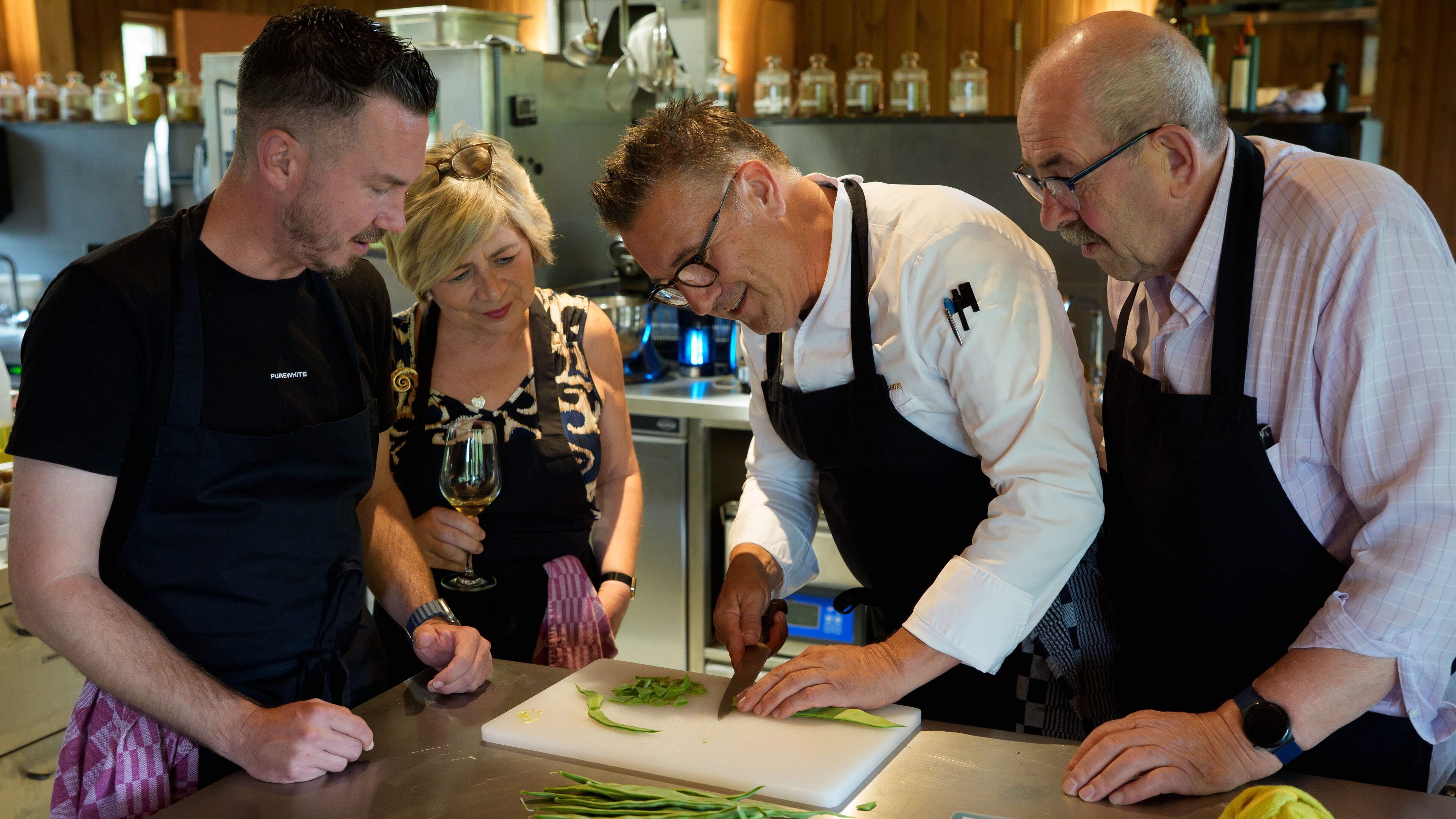 Normaal blijven de geheimen van een Michelinchef verborgen, maar deze sterrenkok geeft thuis- en hob