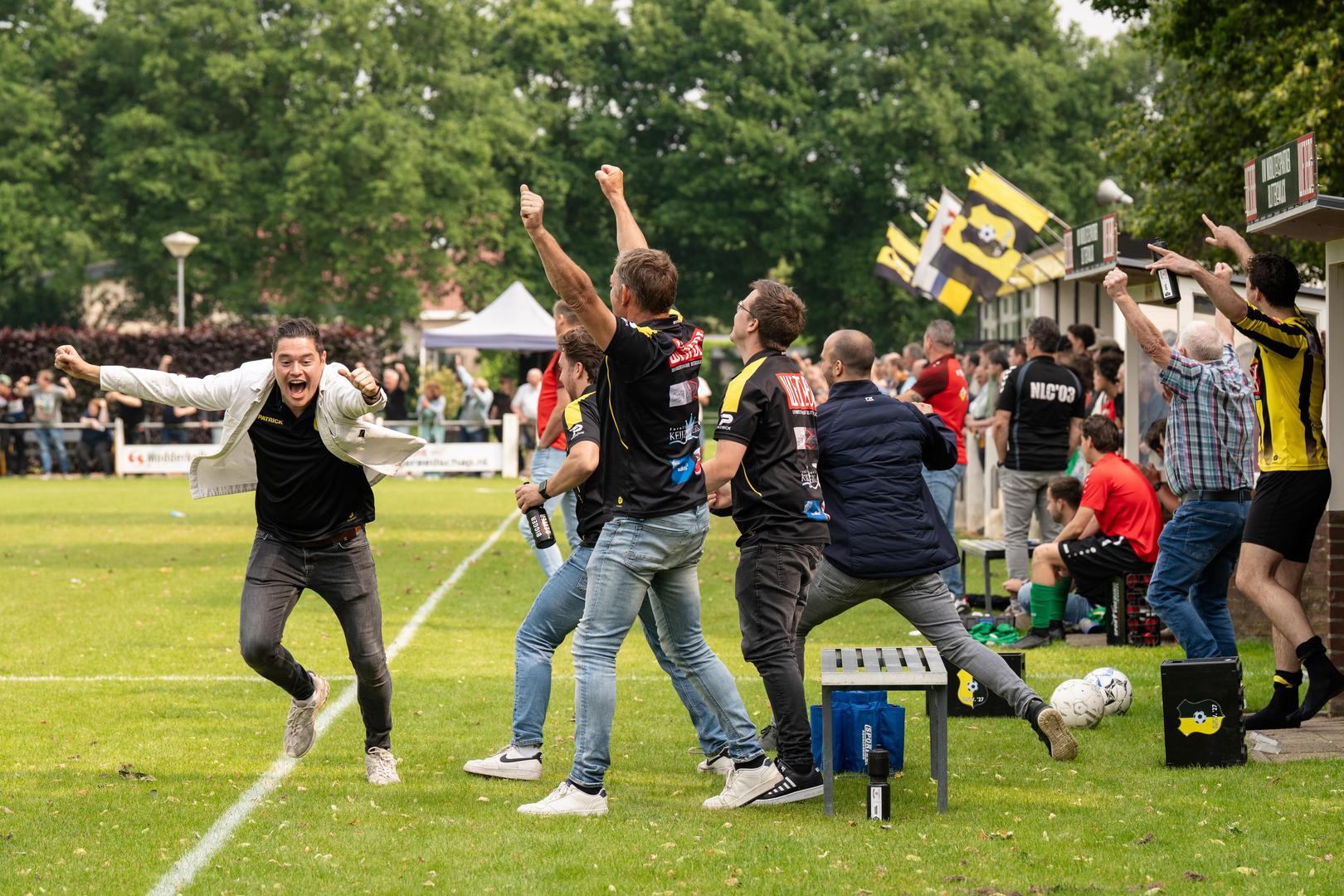 Vreugde bij BVV’27 na één van de vier treffers. Links trainer Rick Houben.