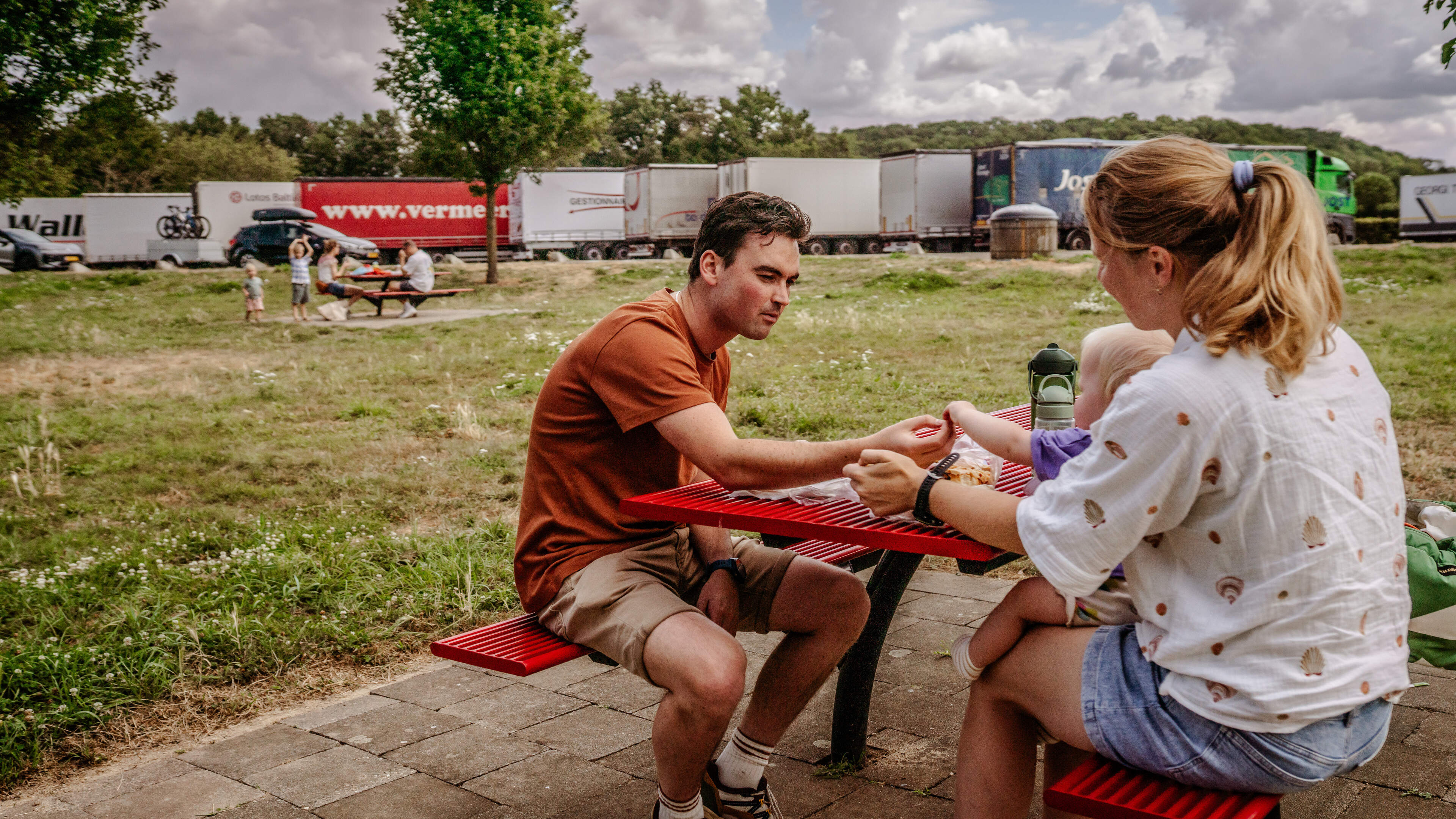 Natuurbranden in Zuid-Europa? Vakantiegangers langs de A2 in Eijsden vertrekken gewoon: ‘Als het vuu