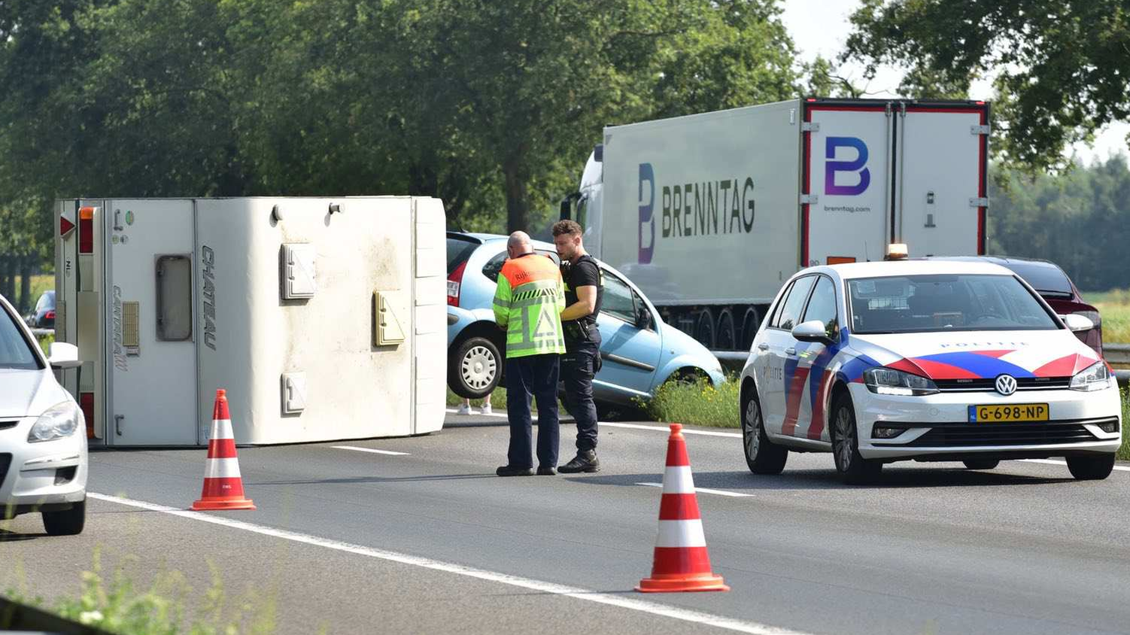 A2 tijdelijk dicht door gekantelde caravan ter hoogte van Grathem: verkeer werd over vluchtstrook ge